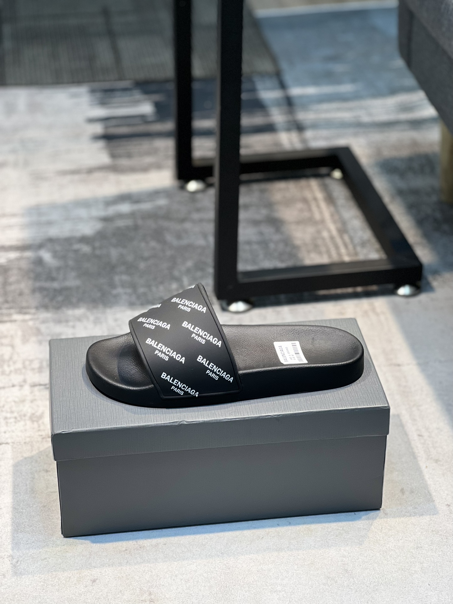 H0 巴黎世家 情侣款～专柜同步 男女拖鞋，休闲宽松舒适型。上图片必爆款