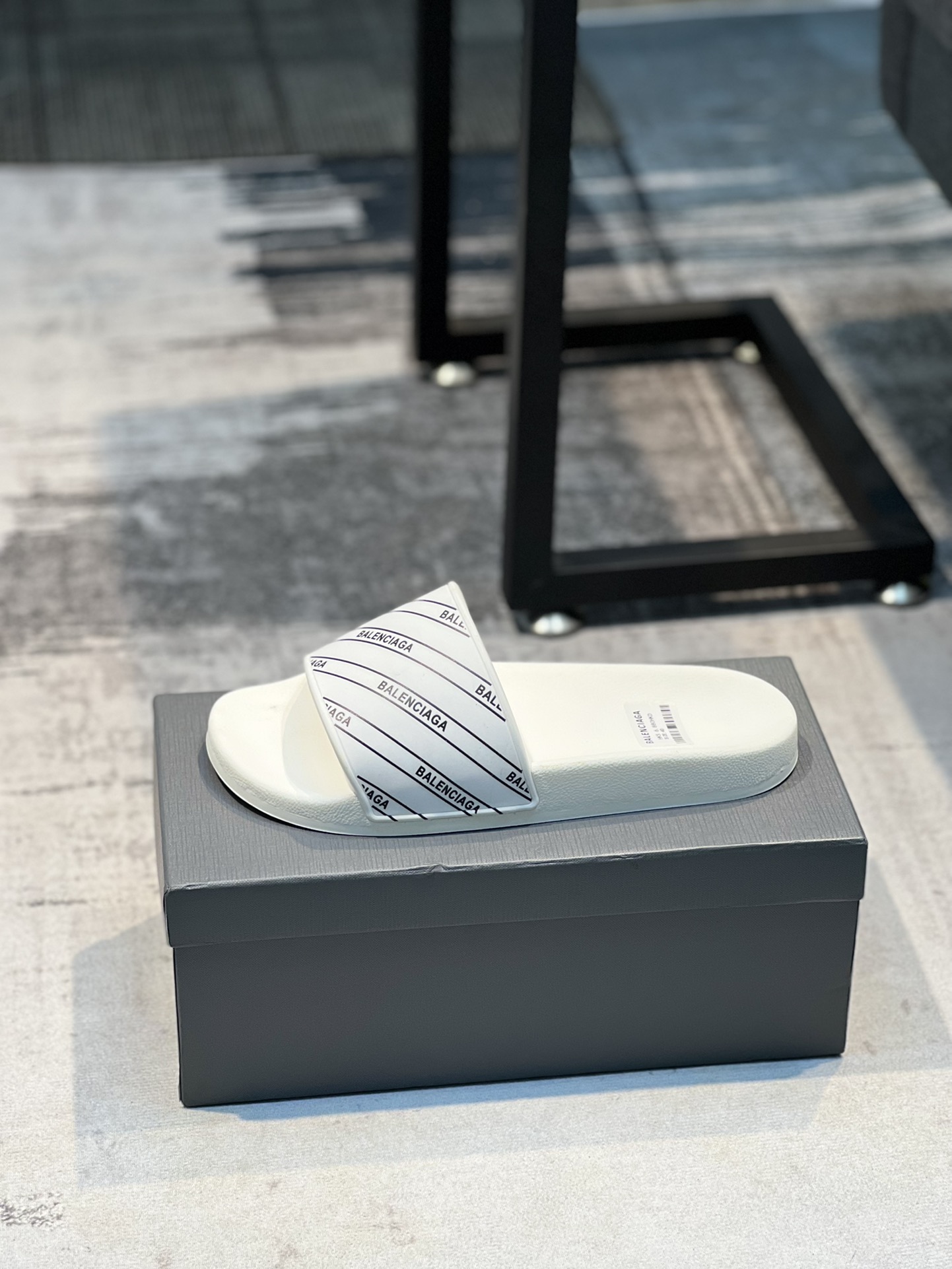 H0 巴黎世家 情侣款～专柜同步 男女拖鞋，休闲宽松舒适型。上图片必爆款