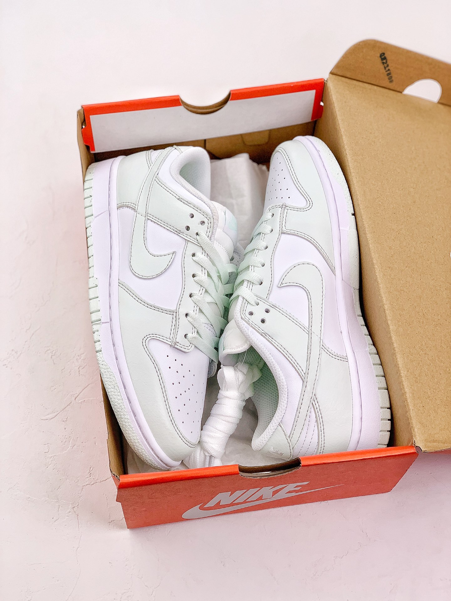 Nike Dunk Low Next Nature “White Mint” 白浅绿
头层版本 正确低趴鞋头细节 拒绝偷工减料福利供应‼️耐克现在由至少 20% 的可回收材料制成，更新了一款经典款，在保持原有完整性的同时将影响降至最低。这款Nike Dunk Low采用简单的白色和薄荷绿色拼色，采用全皮革打造，Volt 鞋垫上出现品牌的“Move to Zero”风车标志。浅绿色研磨橡胶鞋底上的白色中底完善了设计
货号：DN1431-102
尺码：35-46带半码