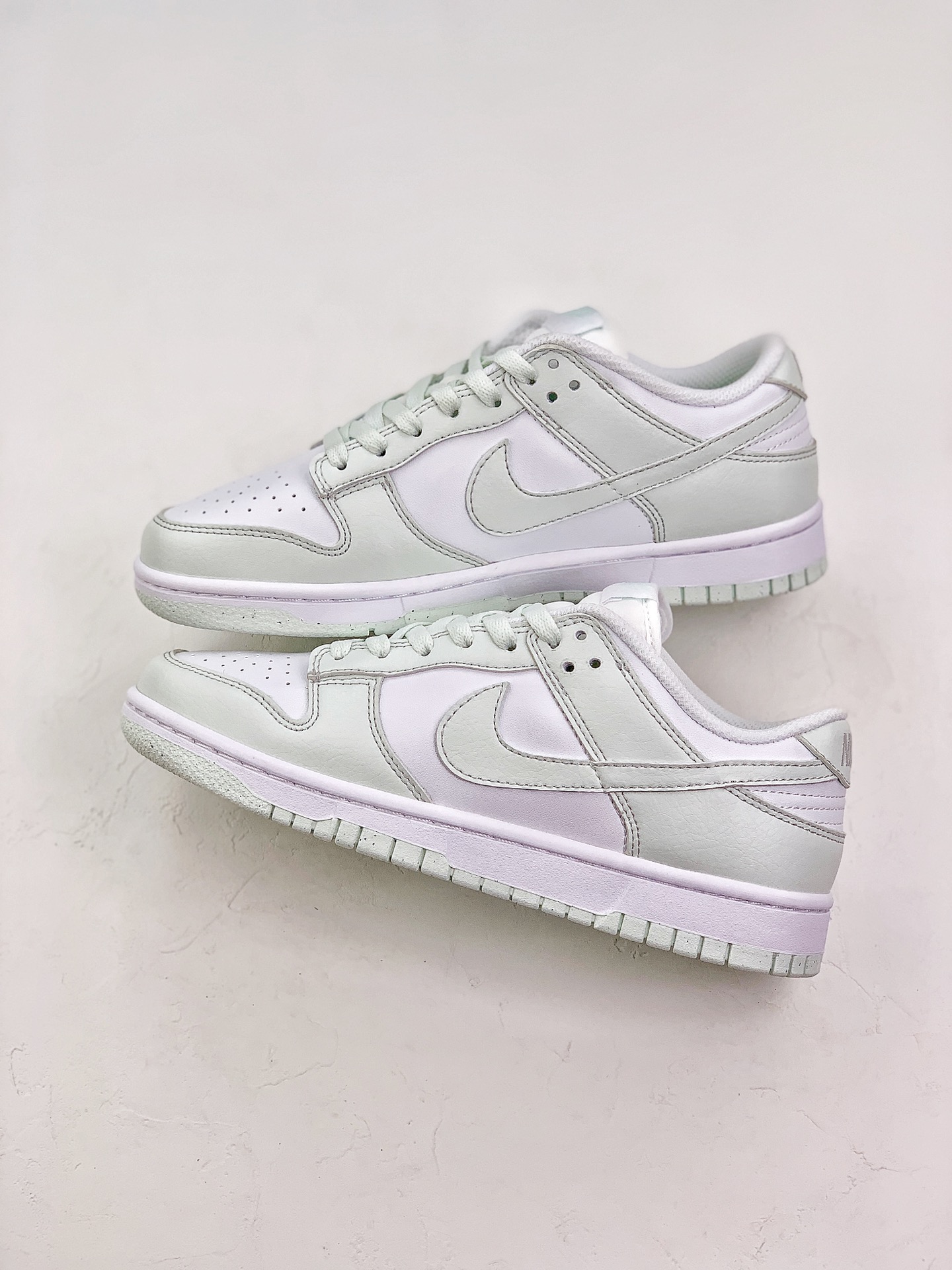 Nike Dunk Low Next Nature “White Mint” 白浅绿
头层版本 正确低趴鞋头细节 拒绝偷工减料福利供应‼️耐克现在由至少 20% 的可回收材料制成，更新了一款经典款，在保持原有完整性的同时将影响降至最低。这款Nike Dunk Low采用简单的白色和薄荷绿色拼色，采用全皮革打造，Volt 鞋垫上出现品牌的“Move to Zero”风车标志。浅绿色研磨橡胶鞋底上的白色中底完善了设计
货号：DN1431-102
尺码：35-46带半码