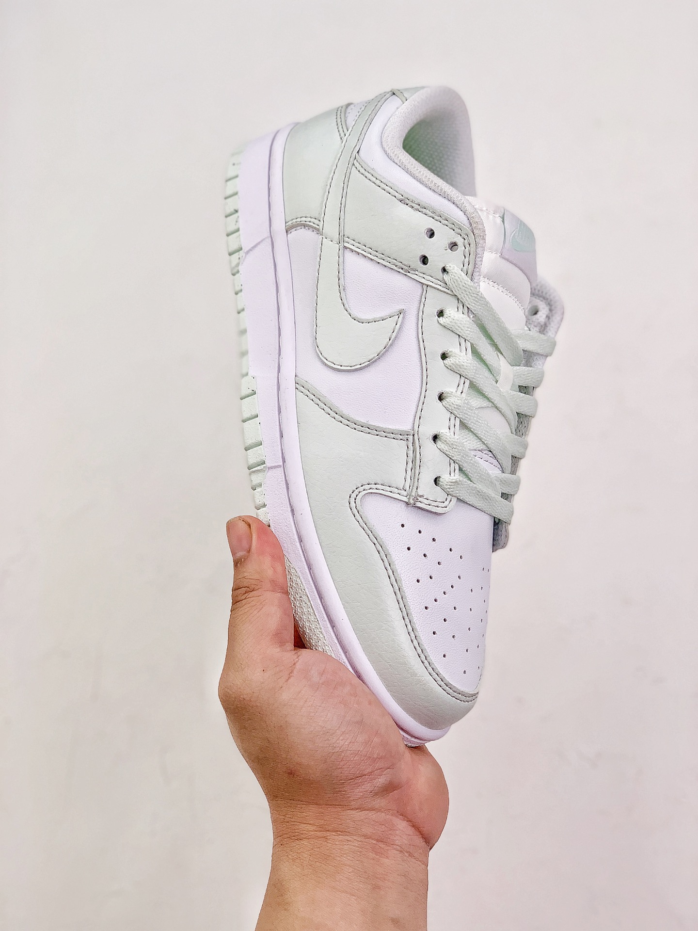 Nike Dunk Low Next Nature “White Mint” 白浅绿
头层版本 正确低趴鞋头细节 拒绝偷工减料福利供应‼️耐克现在由至少 20% 的可回收材料制成，更新了一款经典款，在保持原有完整性的同时将影响降至最低。这款Nike Dunk Low采用简单的白色和薄荷绿色拼色，采用全皮革打造，Volt 鞋垫上出现品牌的“Move to Zero”风车标志。浅绿色研磨橡胶鞋底上的白色中底完善了设计
货号：DN1431-102
尺码：35-46带半码