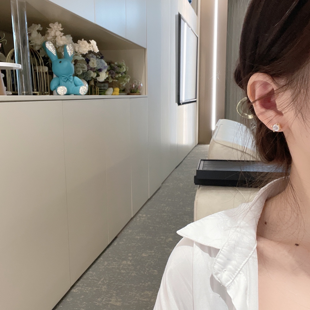 NO:703064,M#C letter diamond earrings Kajia's classic horn earrings 60-cent imported zircons are hand-inlaid. The C-shaped shape on the side is suspended in the air, which can make the diamond shine even more when it is put into the light source. Thickly plated 18k gold, gold, Cartier high-end jewelry19860909M#C字母钻石耳钉 卡家经典牛角耳钉 60分进口锆石手工镶嵌 侧颜的C字造型使悬空 可以让钻石投入光源更加闪亮 厚镀18k黄金,,gold,卡迪亚高端饰品,Jewelry