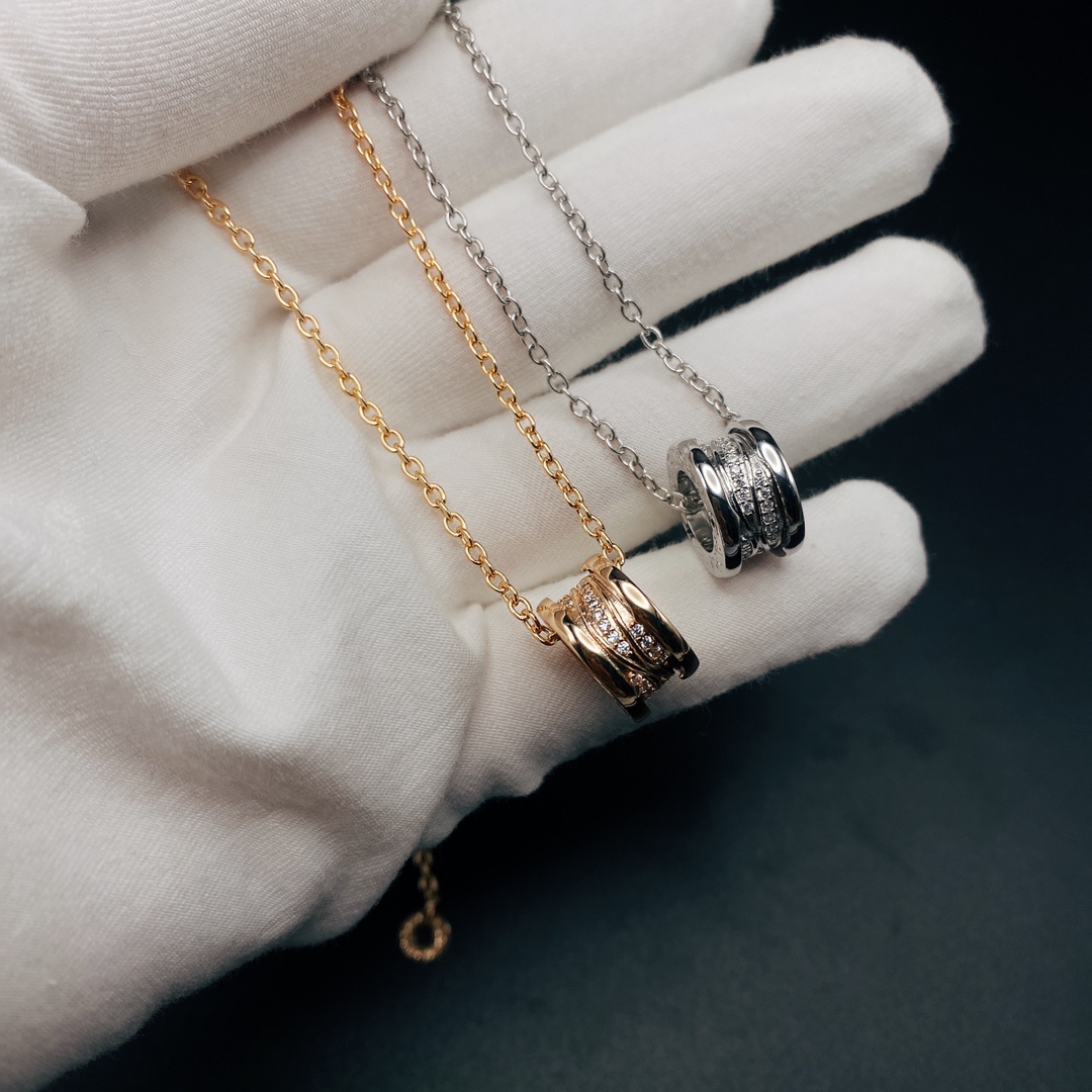 NO:379654,BVLGARI Bulgari spot. It’s super beautiful in real things and is very special when worn. It doesn’t pick the combination. It can be matched with sweet temperament or cool dressing style. It’s super beautiful!  Girls like this exquisite and low-key luxury!  Extremely cost-effective, fine jewelry, bottega veneta, bvlgari, bvlgari19860909BVLGARI 宝格丽现货 实物超美、戴起来很特别 不挑搭配 无论是甜美气质还是穿酷酷的穿衣风格都能搭 超级美！女孩子就喜欢这种精致又低调的奢华！性价比超高,饰品精品,bottega veneta,bvlgari,bvlgari,Jewelry