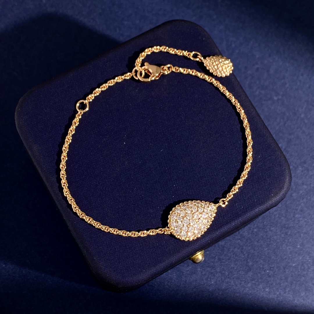 Boucheron’s Snake-Shaped Bracelet with Gold Roses and Diamonds. - 图片 2