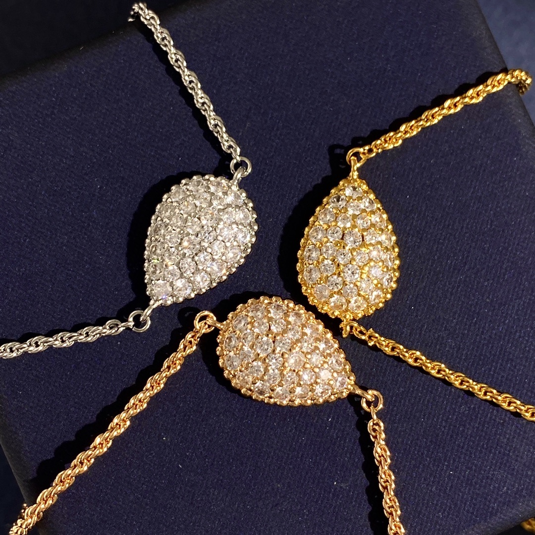 Boucheron’s Snake-Shaped Bracelet with Gold Roses and Diamonds. - 图片 5