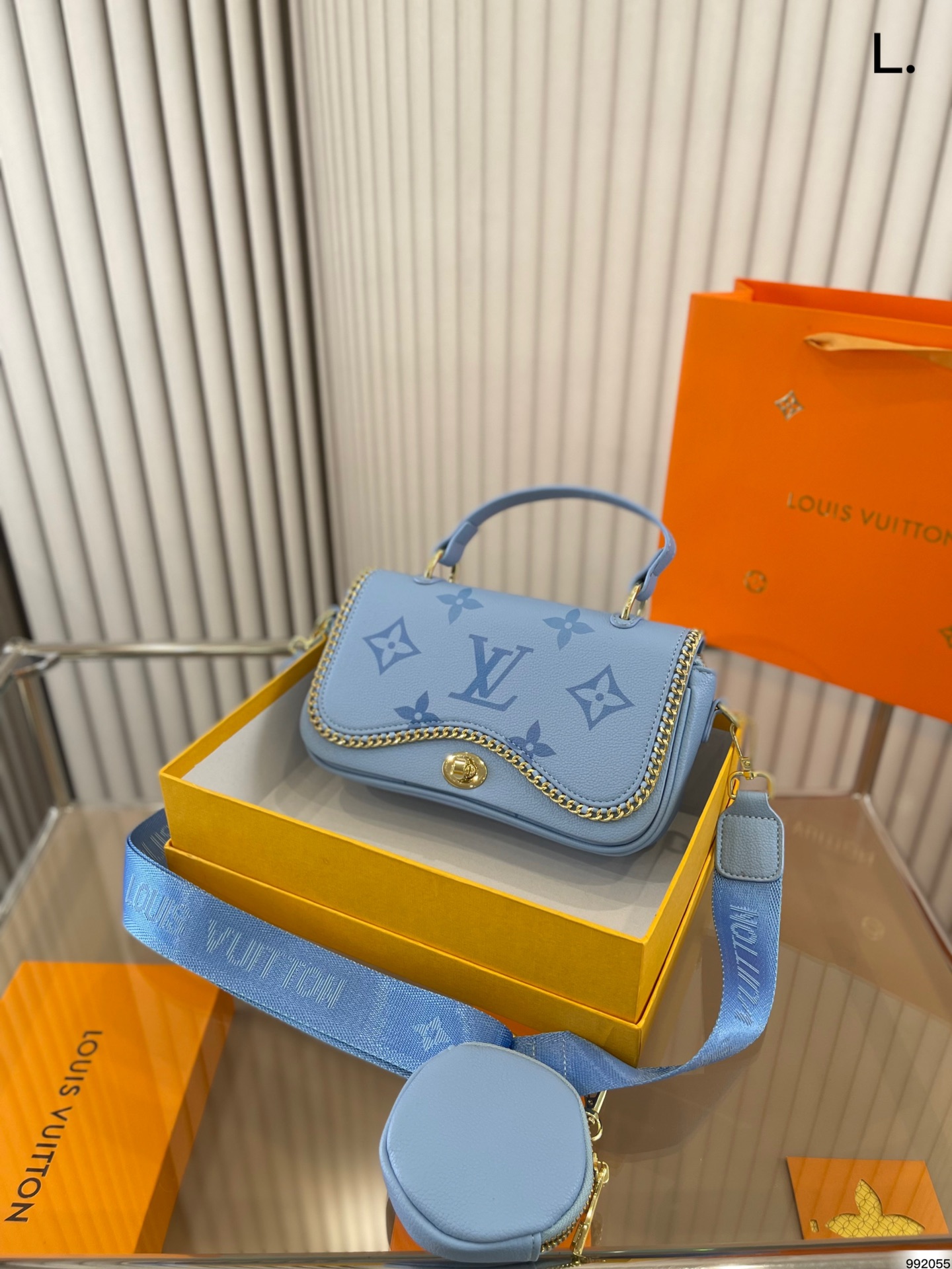 J5 4色配盒  Louis Vuitton 路易威登 LV 世界奢侈品顶级品牌世界奢侈品史，时尚界最杰出的时尚设计风格 专柜同步在售 最新设计超受亲们青睐，最最l爆大气百搭不挑人 女神都喜欢 气质美女必备。实用兼备精致五打包师傅精细临摹 细节分毫不差 尺寸：24 15