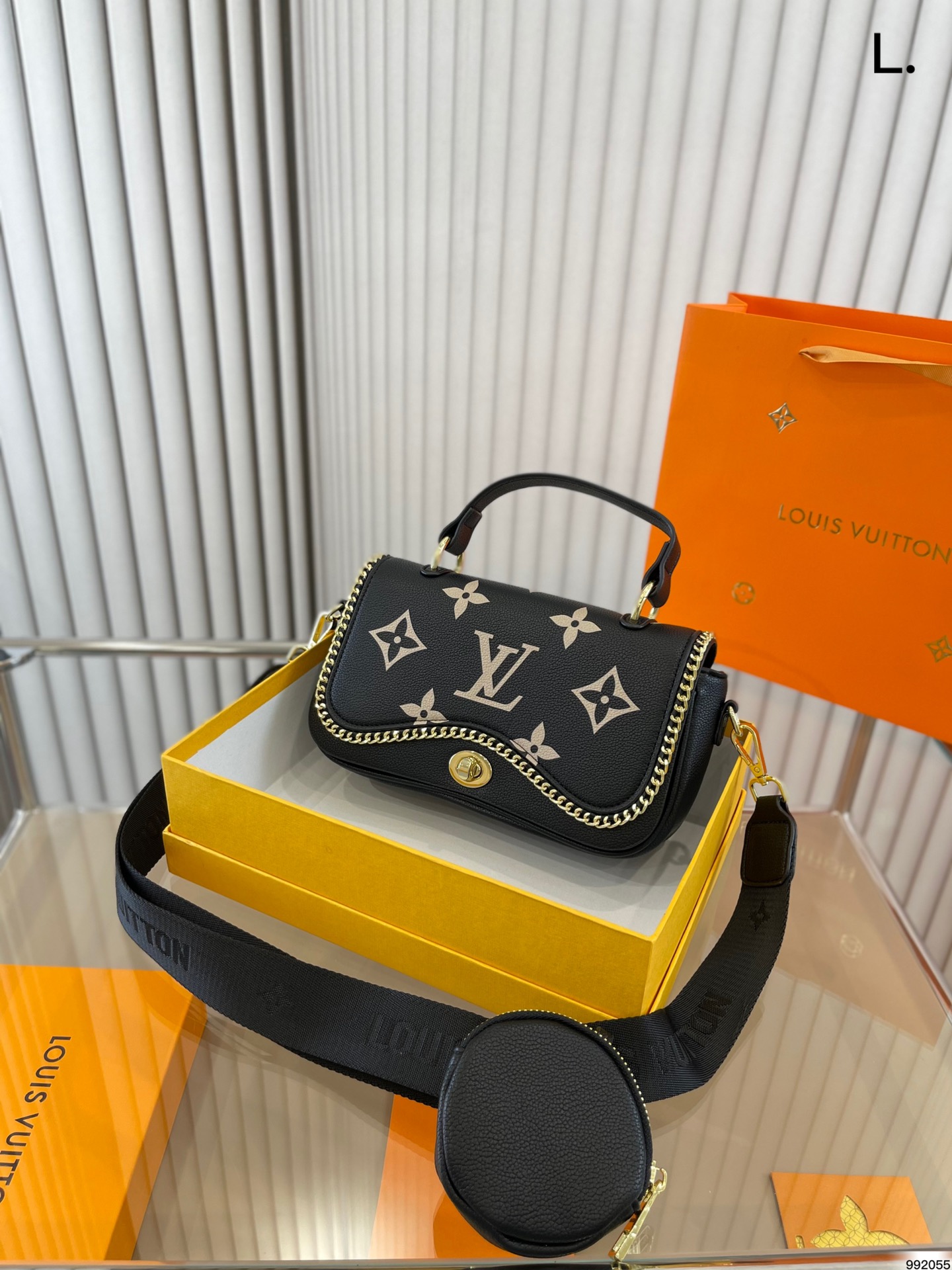 J5 配盒  Louis Vuitton 路易威登 LV 世界奢侈品顶级品牌世界奢侈品史，时尚界最杰出的时尚设计风格 专柜同步在售 最新设计超受亲们青睐，最最l爆大气百搭不挑人 女神都喜欢 气质美女必备。实用兼备精致五打包师傅精细临摹 细节分毫不差 尺寸：24 15