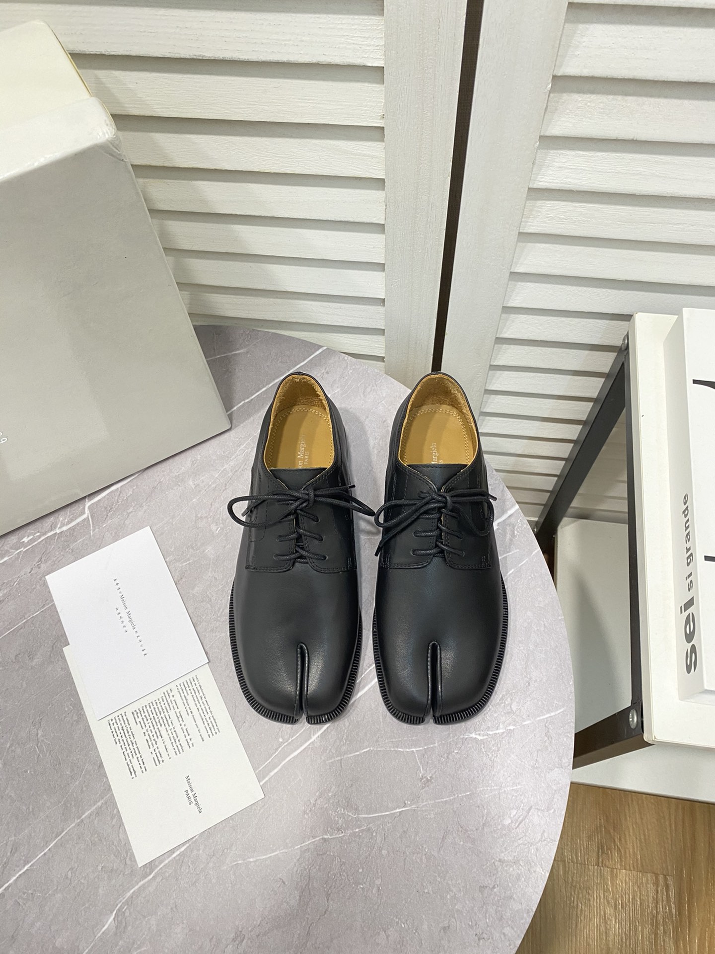 NO:167750,Women's style Maison Margiela｜MM6 classic loafers __________________________________________________________________________________________________________________________________________________________________________________________________________________________________________________________________________________________________________________________________________________________________________________________________________________________________________________________________________________________________________  ………………………………………………………………………………………………………… Go Material Upper Open-edge Beaded Cowhide/Graphic Skin Inner Water-Dyeing Cowhide Outsole A-grade Thickened Leather Outsole Size35-44 Packaging Original Full Packaging Top-level Version, Split-toe Shoes, Masion Margiela, Masion Margiela, Loafers, cowhide, sheepskin, Leather Soles19860909女款 男款 MaisonMargiela｜MM6马吉拉经典乐福鞋 _______________________________ 这款超多网红在秀,第一晚看上去就是心头爱尤其今年出的两穿后踩跟的更加随性 两穿真的百搭 可甜可咸 上脚超级舒服 好看！ …………………………………………………… Go 材质 鞋面开边珠牛皮/植柔羊皮 内里水染牛皮 大底A级加厚真皮大底 Size35-44 包装原版全套包装 等级顶级版本,分趾鞋,masion margiela,masion margiela,loafers,cowhide,sheepskin,Leather soles,Women's Shoes