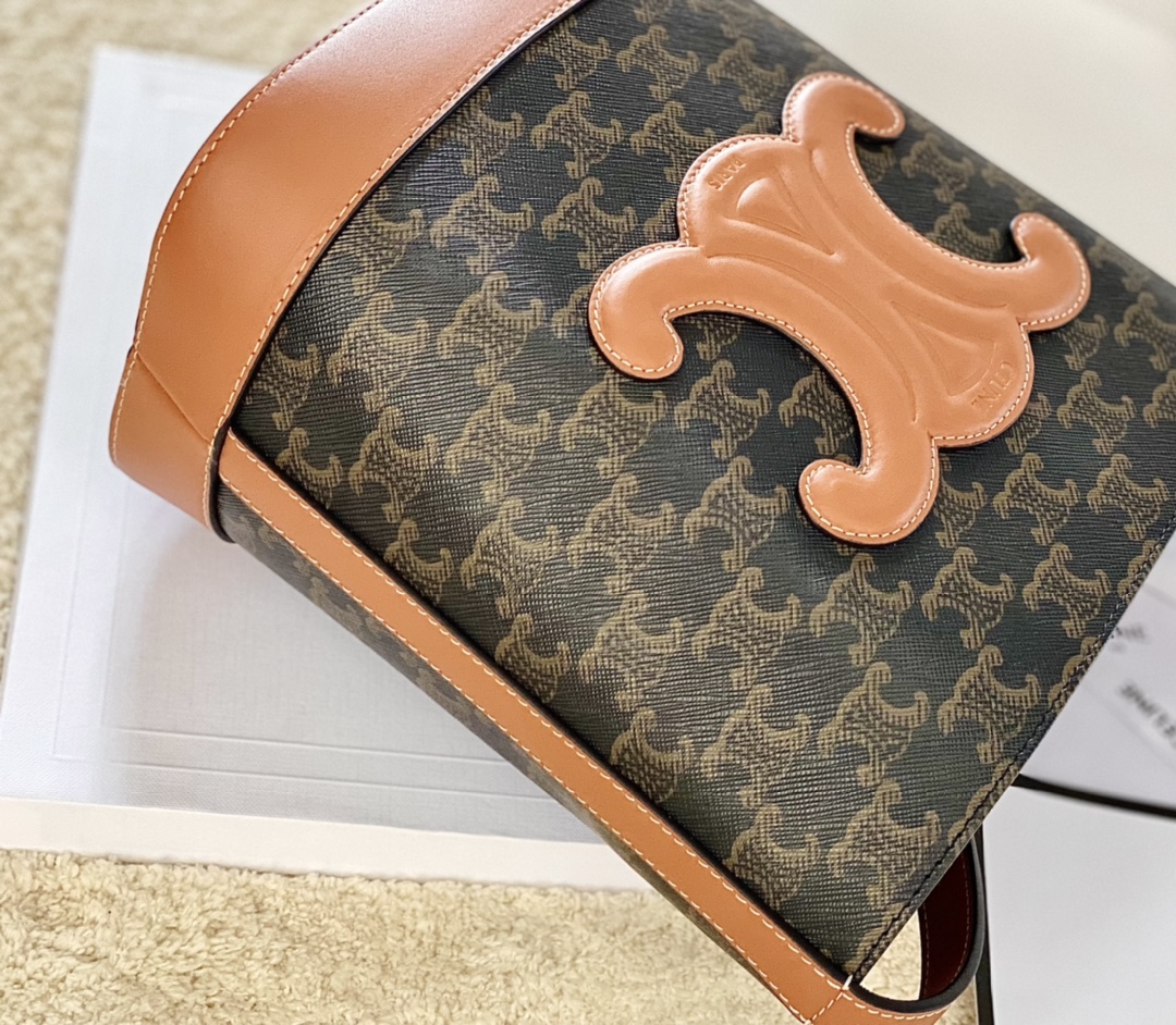 CELINE赛琳CUIR TRIOMPHE小号标志印花牛皮水桶包198243