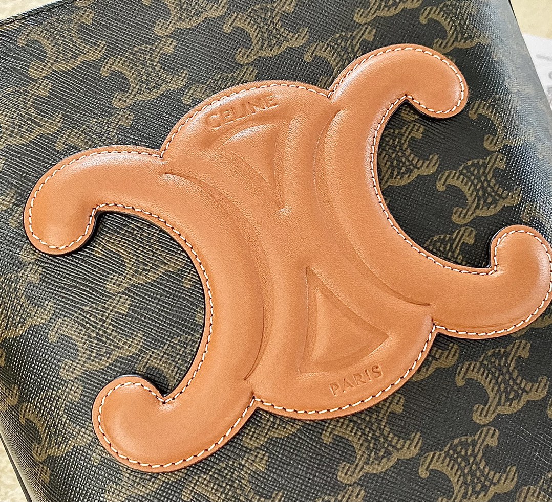 CELINE赛琳CUIR TRIOMPHE小号标志印花牛皮水桶包198243