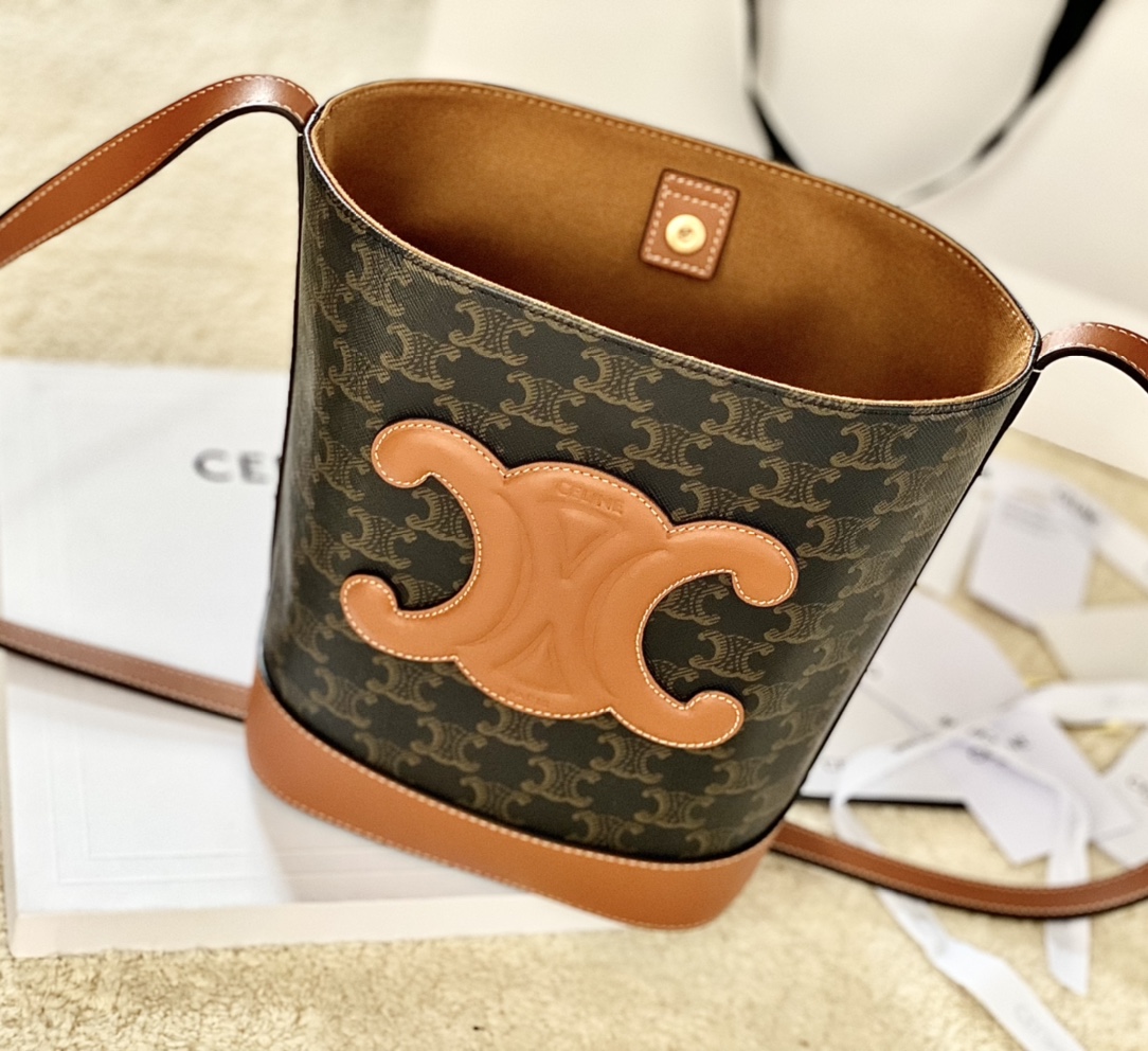 CELINE赛琳CUIR TRIOMPHE小号标志印花牛皮水桶包198243