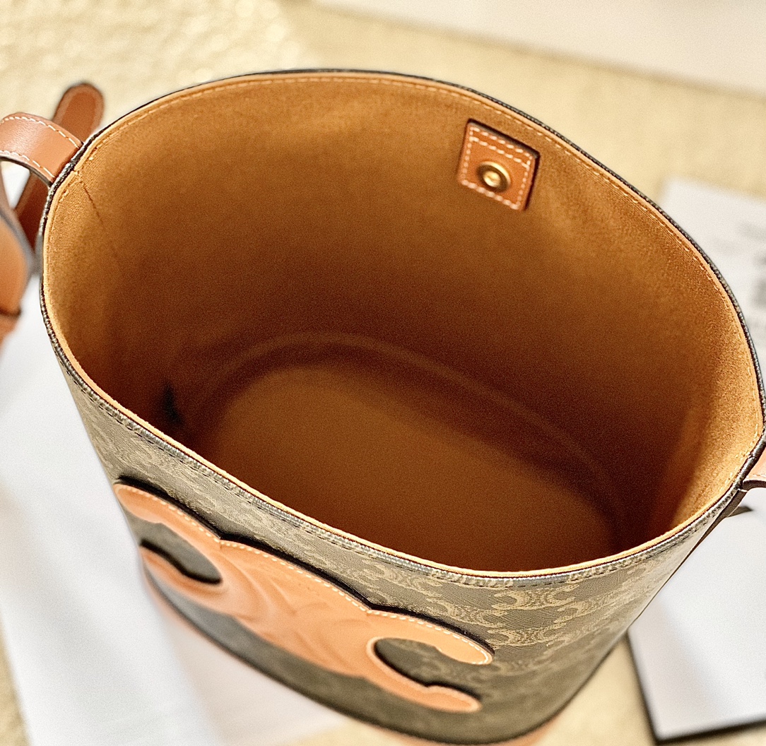 CELINE赛琳CUIR TRIOMPHE小号标志印花牛皮水桶包198243