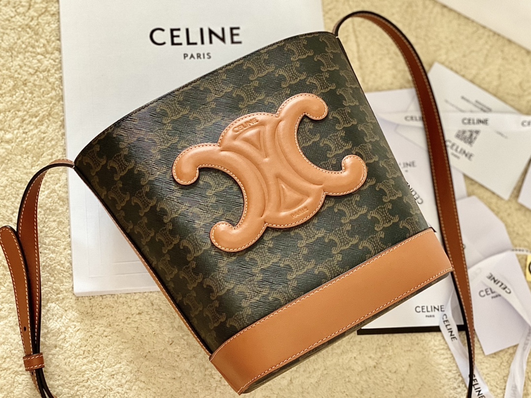 CELINE赛琳CUIR TRIOMPHE小号标志印花牛皮水桶包198243