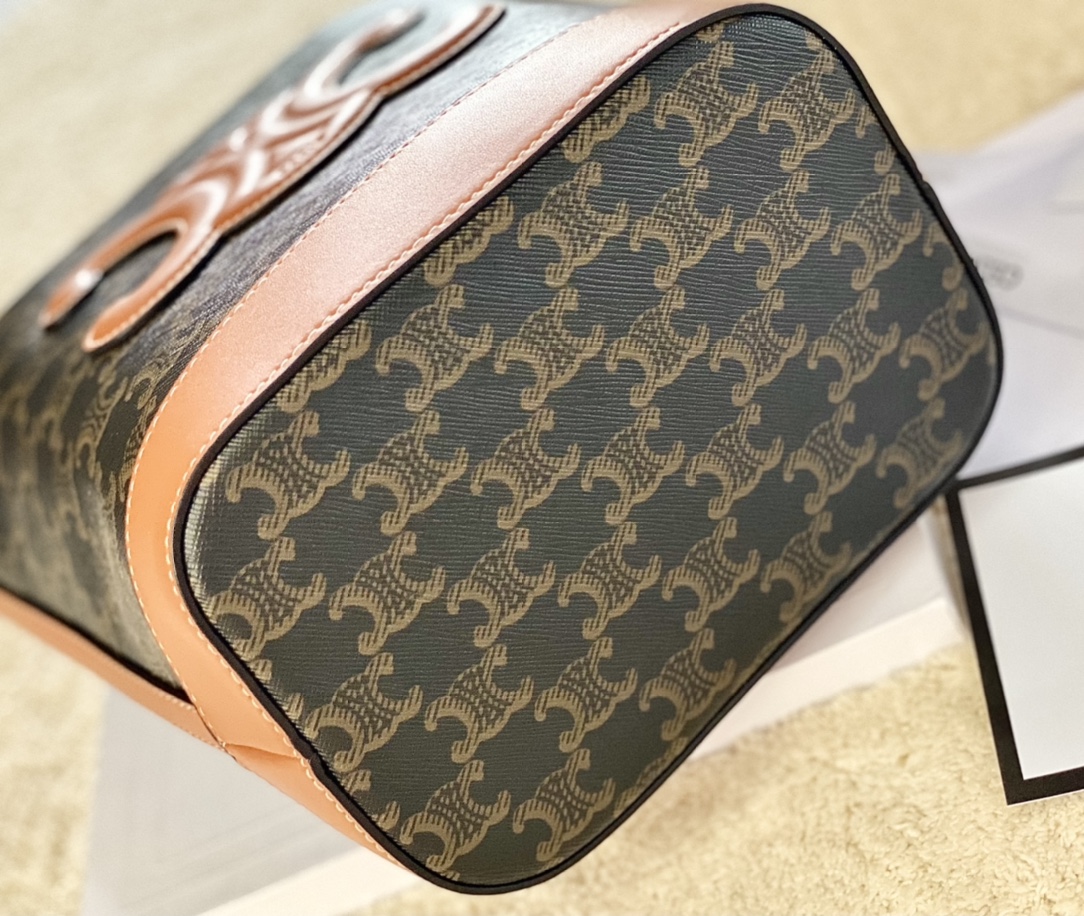 CELINE赛琳CUIR TRIOMPHE小号标志印花牛皮水桶包198243