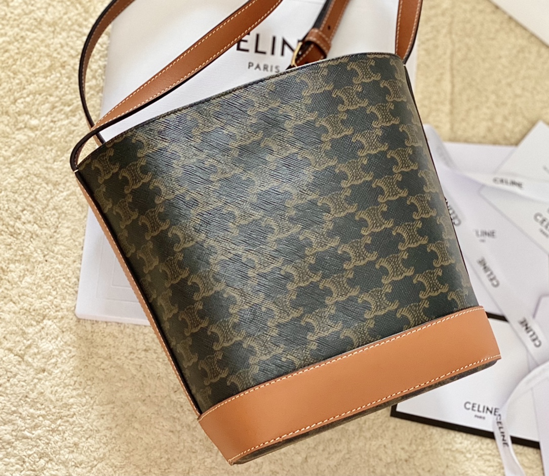CELINE赛琳CUIR TRIOMPHE小号标志印花牛皮水桶包198243