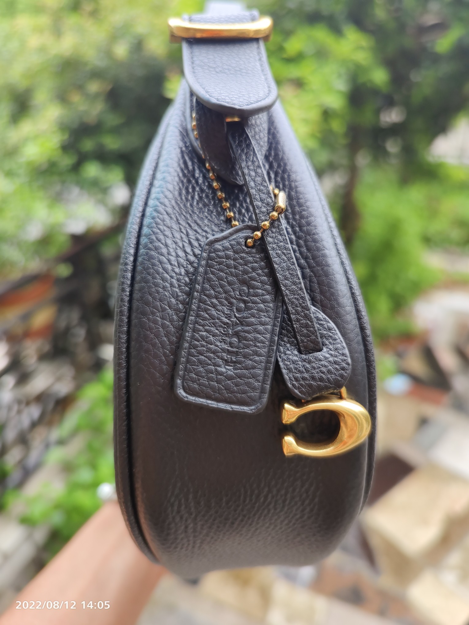 Coach CC439头层皮 最新款Luna 月牙包 简约的月牙包型 感拉满 腋下背起来超 又显腿长 搭配 的的C纹 坠饰