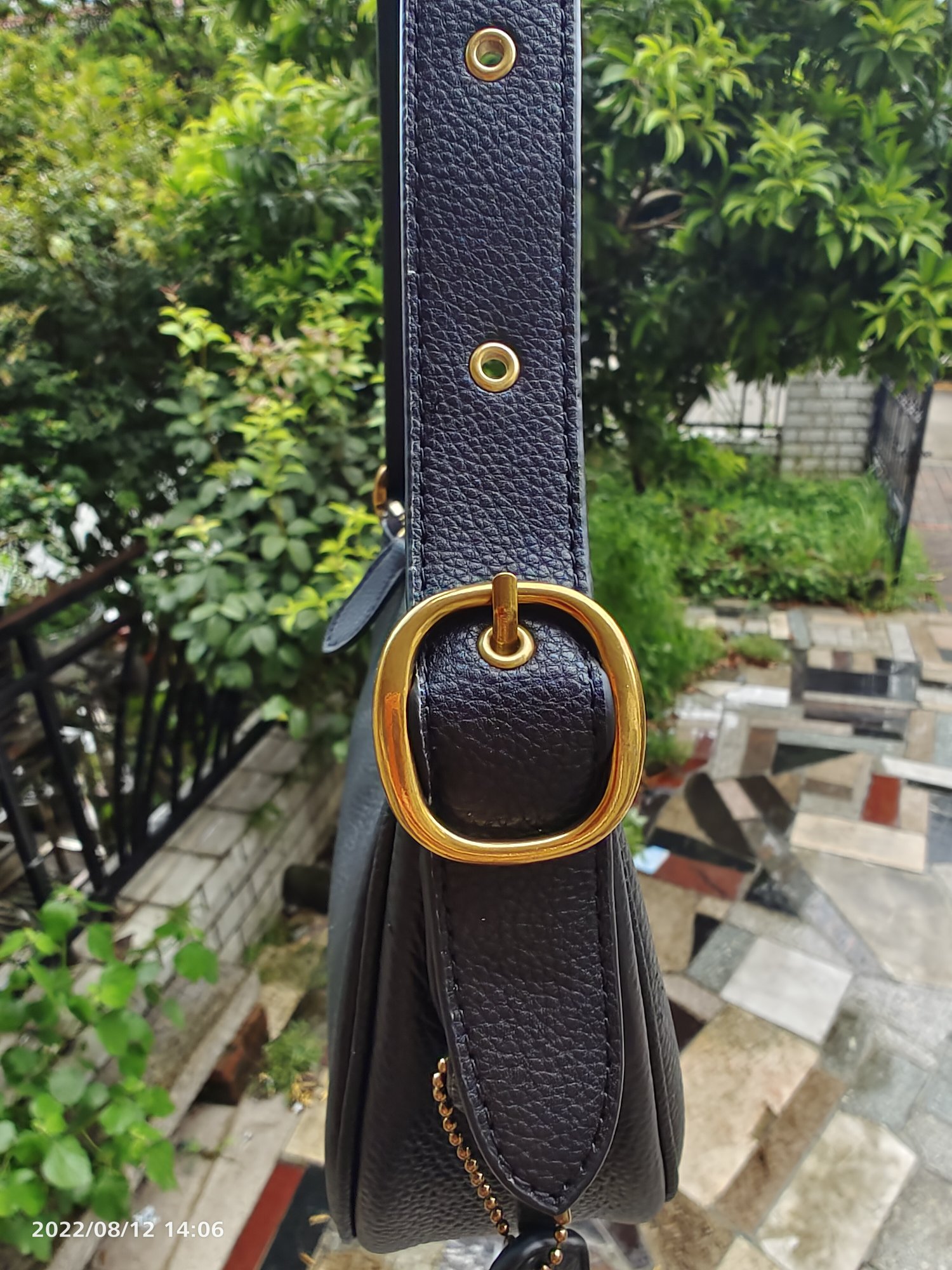 Coach CC439头层皮 最新款Luna 月牙包 简约的月牙包型 感拉满 腋下背起来超 又显腿长 搭配 的的C纹 坠饰