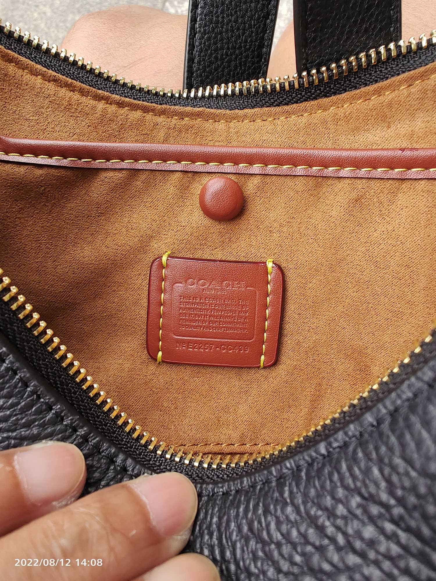 Coach CC439头层皮 最新款Luna 月牙包 简约的月牙包型 感拉满 腋下背起来超 又显腿长 搭配 的的C纹 坠饰