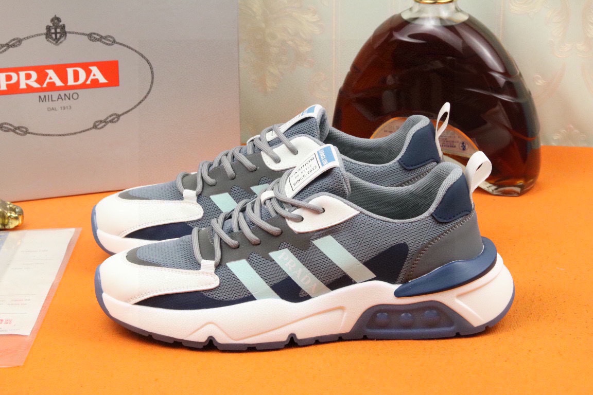 I5 高品质PRADA普拉达上市著名奢侈品牌，专柜同步更新，意大利男鞋时尚杂志季刊封面主推款鞋面采用意大利进口头层牛皮拼接网布制作，舒适透气内里。原版轻质发泡大底，上脚舒适有型。 细节无可挑剔。