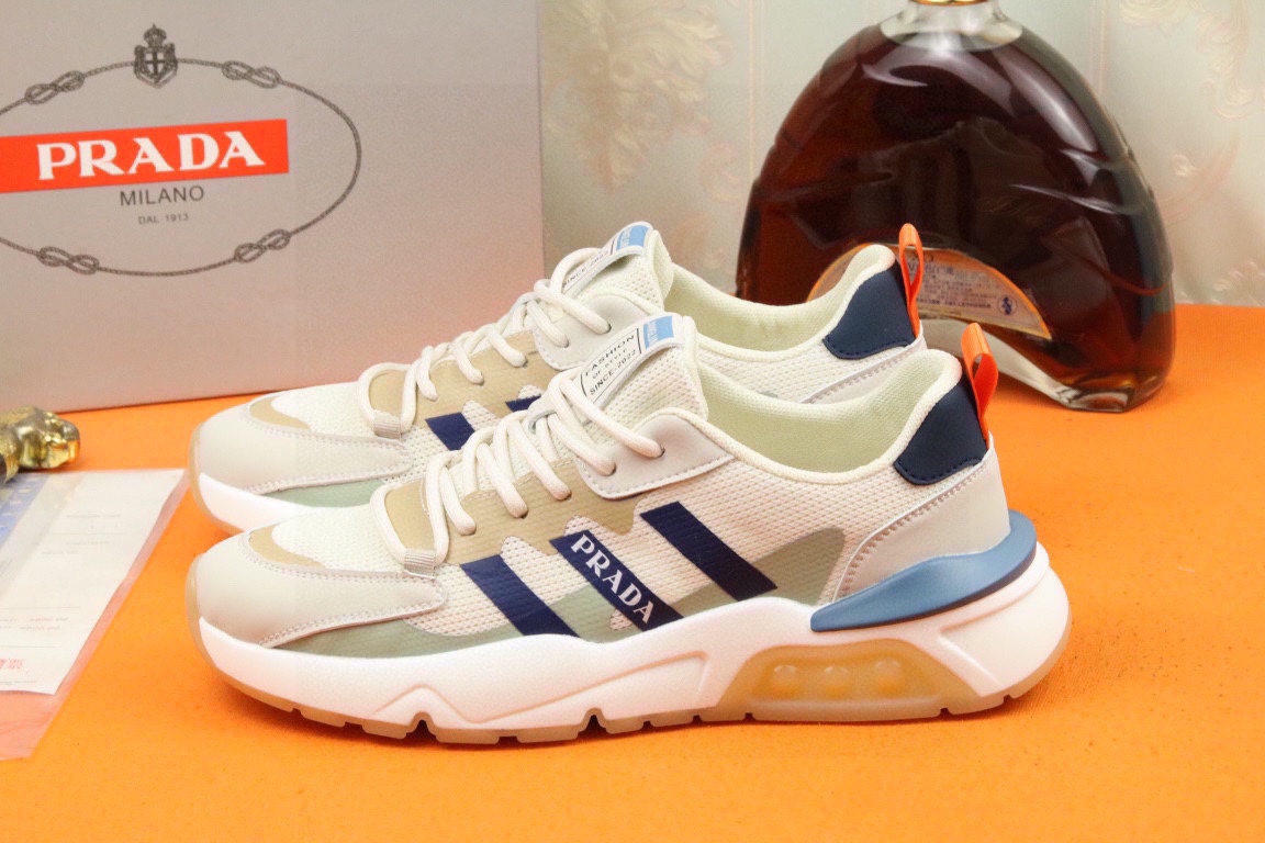 I5 高品质PRADA普拉达上市著名奢侈品牌，专柜同步更新，意大利男鞋时尚杂志季刊封面主推款鞋面采用意大利进口头层牛皮拼接网布制作，舒适透气内里。原版轻质发泡大底，上脚舒适有型。 细节无可挑剔。