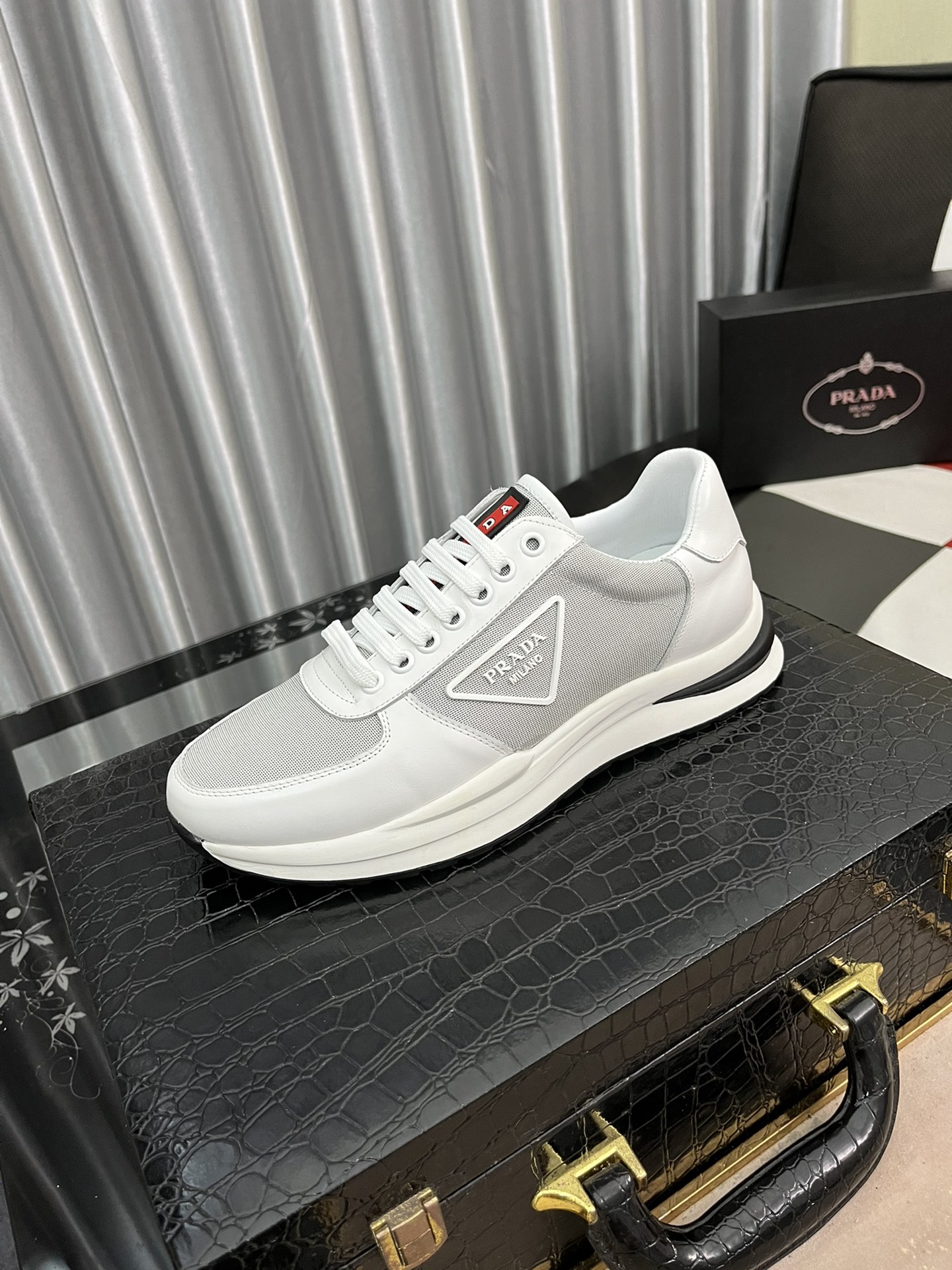 I0 PRADA*普拉达男士休闲鞋最新元素潮爆全球，官网火爆热卖，2022最新休闲鞋，原版版本，专柜一比一，面料意大利进口原版牛皮原版防滑大底，舒适羊皮内里垫脚，舒适以质量说话，送人双倍面子