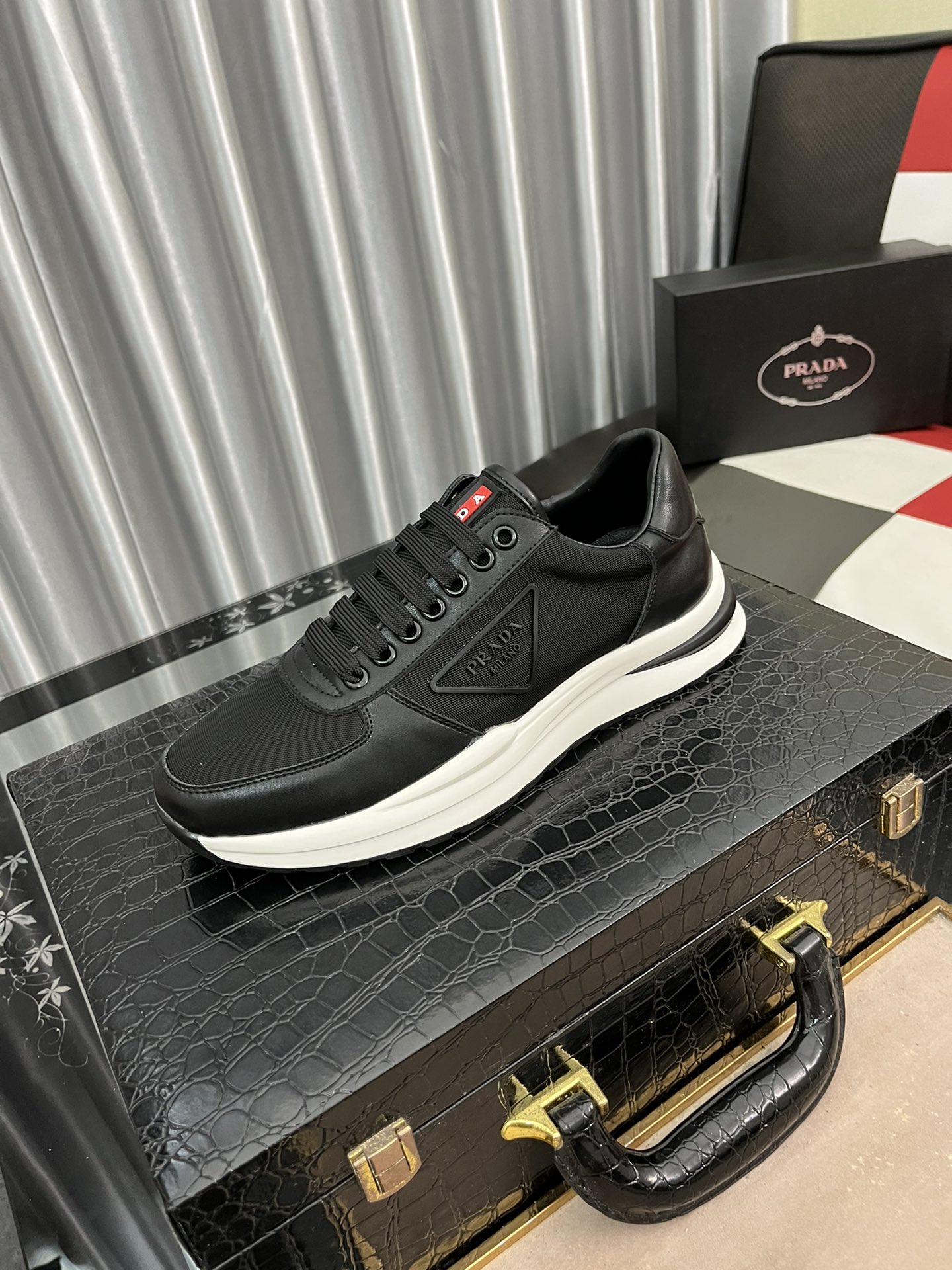 I0 PRADA*普拉达男士休闲鞋最新元素潮爆全球，官网火爆热卖，2022最新休闲鞋，原版版本，专柜一比一，面料意大利进口原版牛皮原版防滑大底，舒适羊皮内里垫脚，舒适以质量说话，送人双倍面子