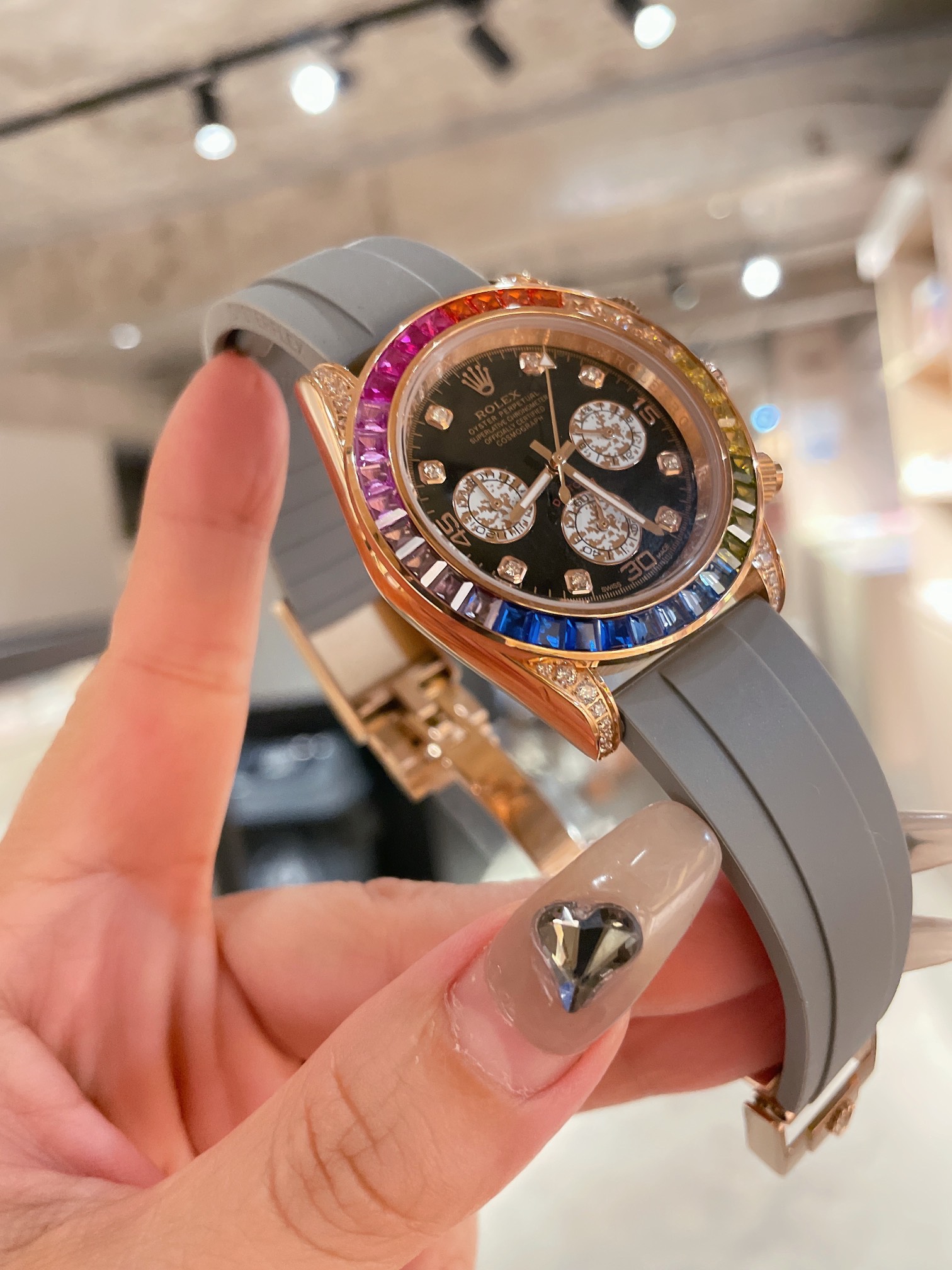 L5   全新 劳力士 Rolex 迪通拿彩虹款。型号：116599RBOW-116598RBOW-116595RBOW.彩虹迪通拿一表难求镶嵌根据原厂颜色渐变过渡最协调的36颗宝石进行优化处理，高度、角度一致，折射效果非常漂亮。字面每个计时盘为光线的不同而发生折射，色泽鲜艳亮丽，独一无二。搭载进口石英机芯 分别有星期 月份 24小时显示Rolex钢实心表扣，硅胶表带 抛光打磨精湛细腻。”},”shop_minicode”:”https://xcimg.szwego.com/minicode_A201905280027053260099382_20190528002705.png_180