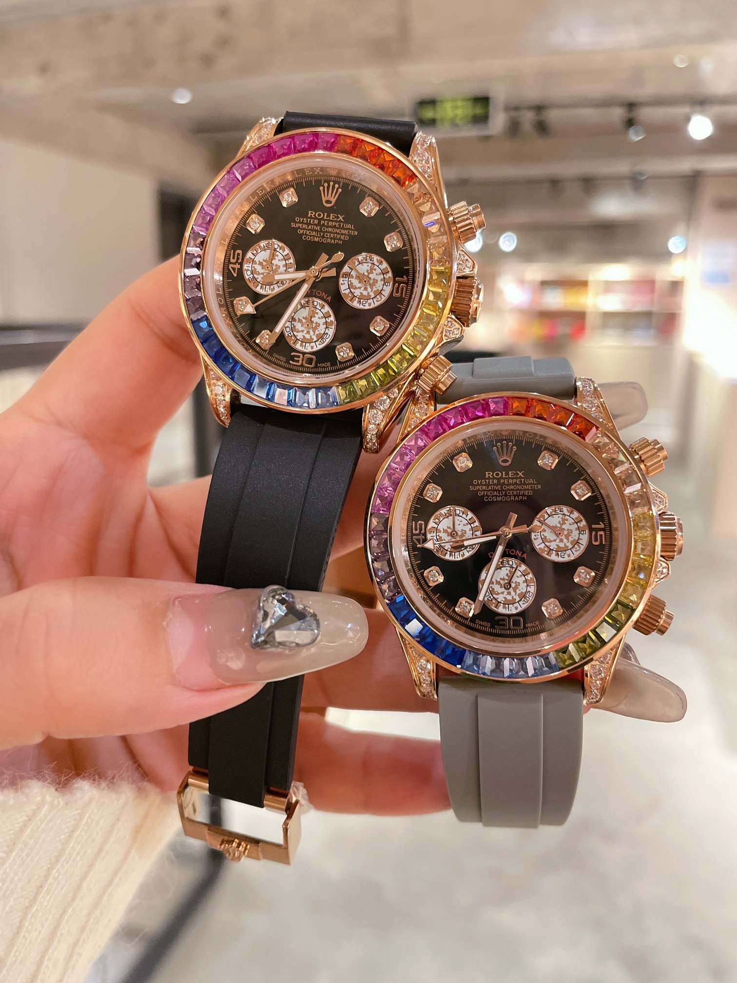 L5   全新 劳力士 Rolex 迪通拿彩虹款。型号：116599RBOW-116598RBOW-116595RBOW.彩虹迪通拿一表难求镶嵌根据原厂颜色渐变过渡最协调的36颗宝石进行优化处理，高度、角度一致，折射效果非常漂亮。字面每个计时盘为光线的不同而发生折射，色泽鲜艳亮丽，独一无二。搭载进口石英机芯 分别有星期 月份 24小时显示Rolex钢实心表扣，硅胶表带 抛光打磨精湛细腻。