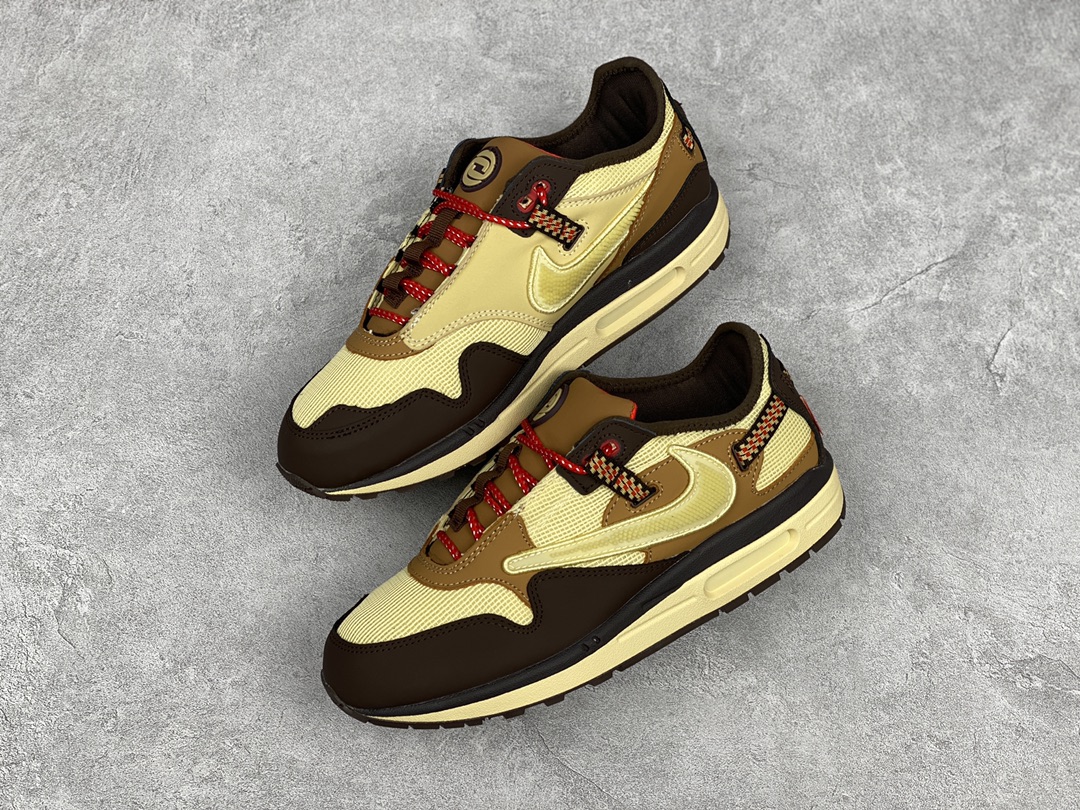 G0 公司级 Travis Scott x Nike Air Max 1″ Wheat/Lemon”改版款低帮复古百搭休闲运动慢跑鞋Travis Scott x Nike Air Max 1 “Cactus Jack” 鞋侧的 Swoosh 依旧进行了倒置处理，也是 Travis Scott 的标志性设计。鞋款后跟处点缀有三角形 Logo，鞋底部分采用黄色搭配深色外底打造。鞋舌、鞋跟均有彰显联名身份的图案装点，材质上则是尼龙网面、磨砂皮革等组合而成，质感、细节均有着不错的表现