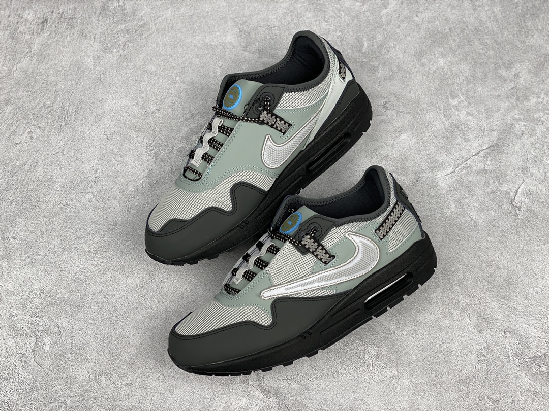 G0 公司级 Travis Scott x Nike Air Max 1″ Wheat/Lemon”改版款低帮复古百搭休闲运动慢跑鞋Travis Scott x Nike Air Max 1 “Cactus Jack” 鞋侧的 Swoosh 依旧进行了倒置处理，也是 Travis Scott 的标志性设计。鞋款后跟处点缀有三角形 Logo，鞋底部分采用黄色搭配深色外底打造。鞋舌、鞋跟均有彰显联名身份的图案装点，材质上则是尼龙网面、磨砂皮革等组合而成，质感、细节均有着不错的表现