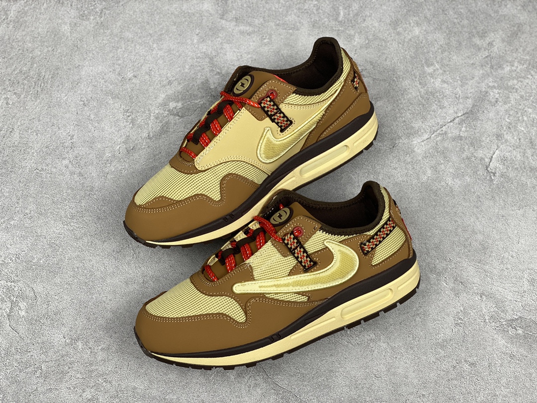 G0 公司级 Travis Scott x Nike Air Max 1″ Wheat/Lemon”改版款低帮复古百搭休闲运动慢跑鞋Travis Scott x Nike Air Max 1 “Cactus Jack” 鞋侧的 Swoosh 依旧进行了倒置处理，也是 Travis Scott 的标志性设计。鞋款后跟处点缀有三角形 Logo，鞋底部分采用黄色搭配深色外底打造。鞋舌、鞋跟均有彰显联名身份的图案装点，材质上则是尼龙网面、磨砂皮革等组合而成，质感、细节均有着不错的表现