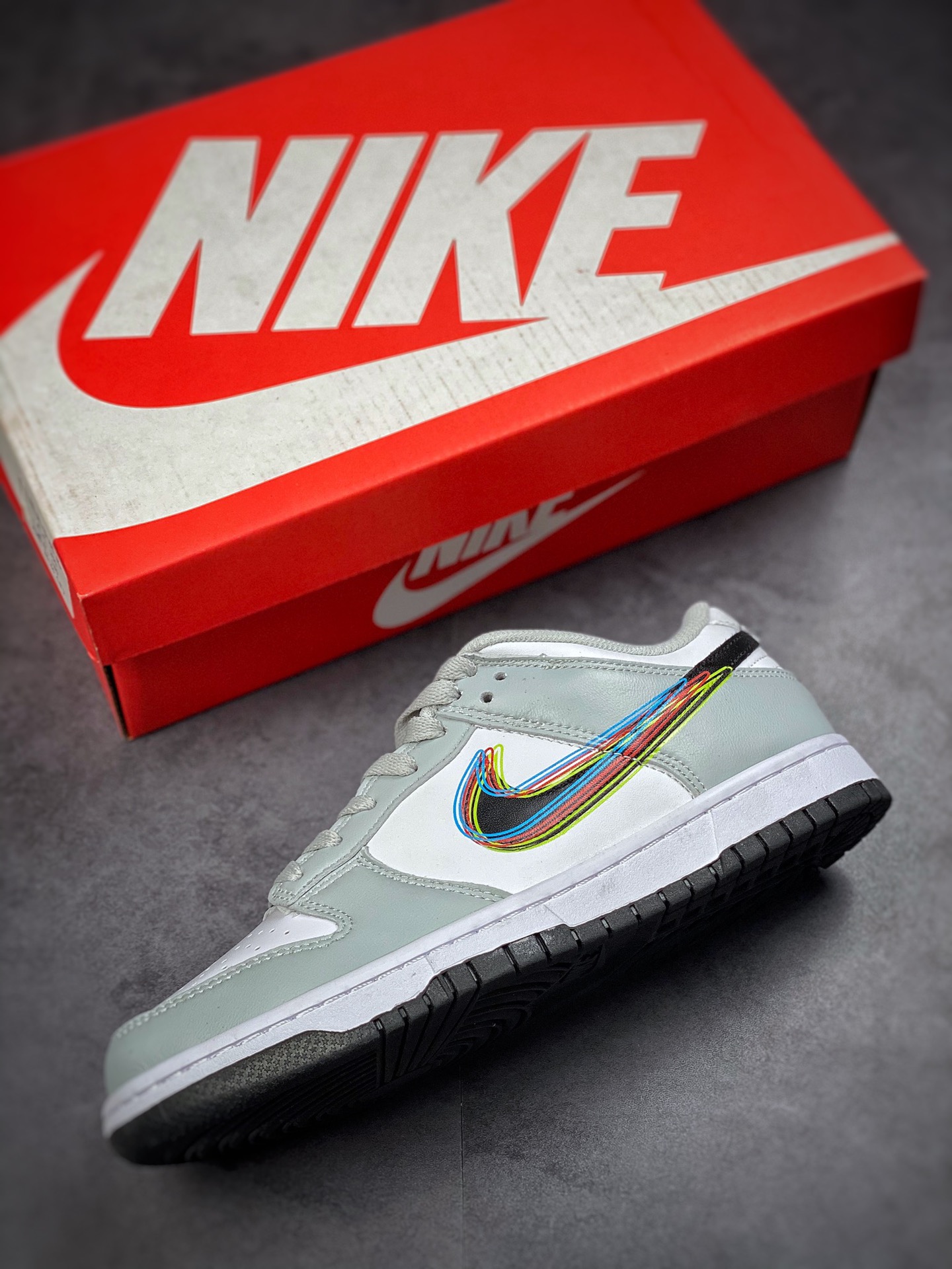 200 Nike SB Dunk Low 彩虹涂鸦DV6482-100