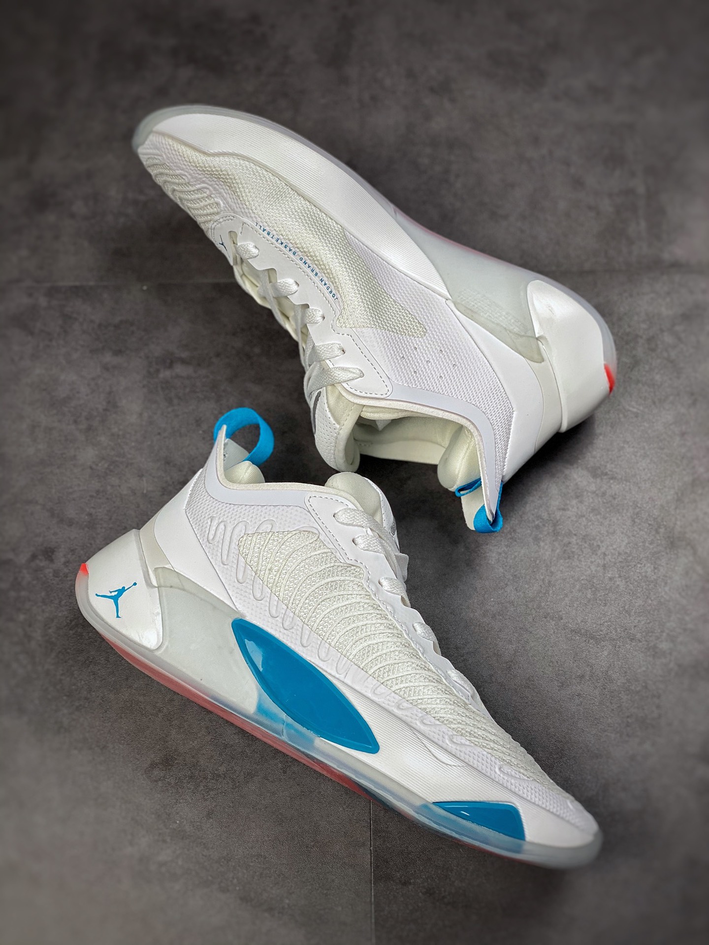 220 Jordan Luka 1 东契奇签名篮球鞋 DN1772-104