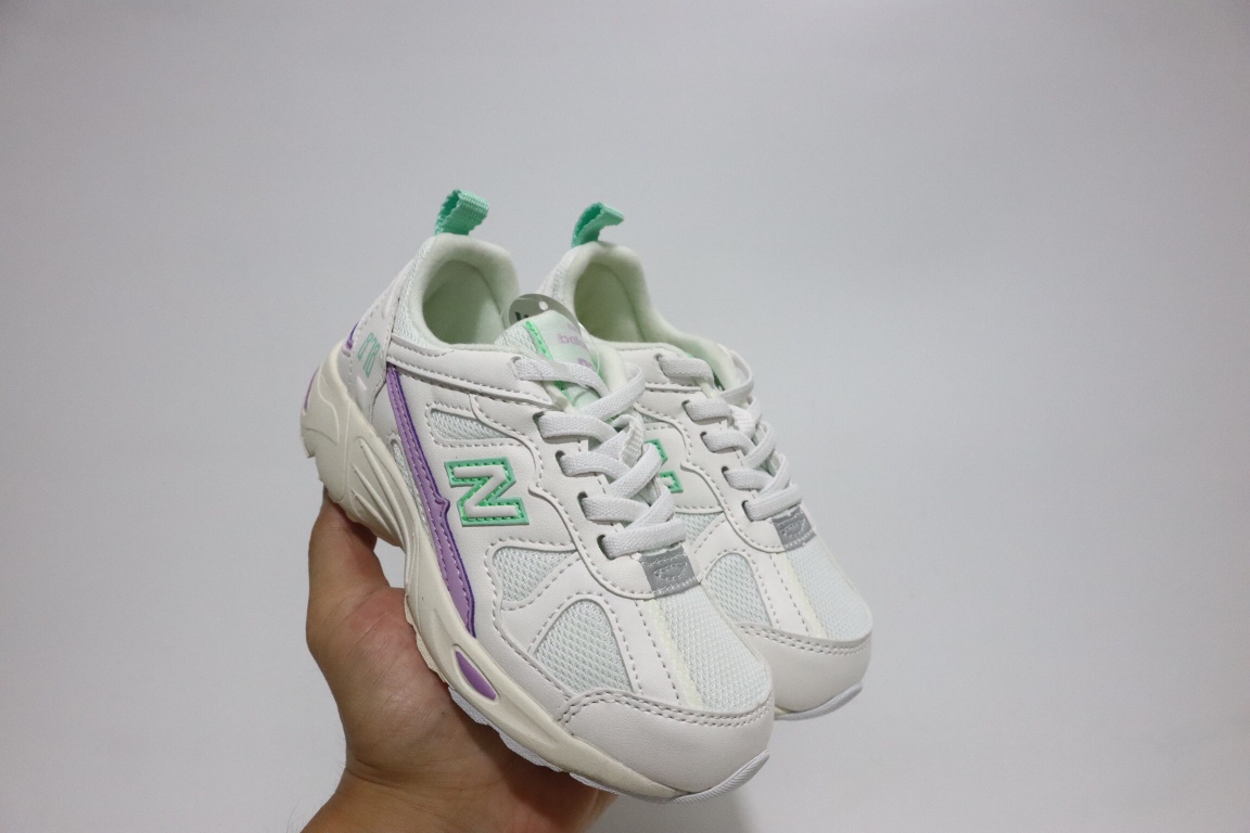 专G版牛B新款878松紧带儿童运动鞋 尺码：26-37码 市面上最顶级版，懂得入🛒 颜值天花板878系列 潮童必备单品❤️ 拼皮网面透气舒适☁️ 橡胶耐磨防滑大底，脚感超舒适✌🏻 松紧带设计，贴合脚背，呵护宝贝日常跑跳👍🏻-选品中心