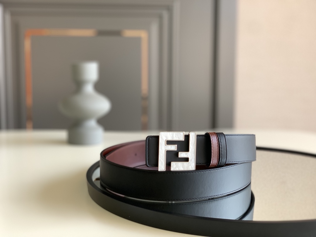 Fendi 五金做工精细 线条流畅 表面光滑 𝐙𝐏电镀工艺 香港通关【𝐇𝐀𝐀𝐒】 进口皮料