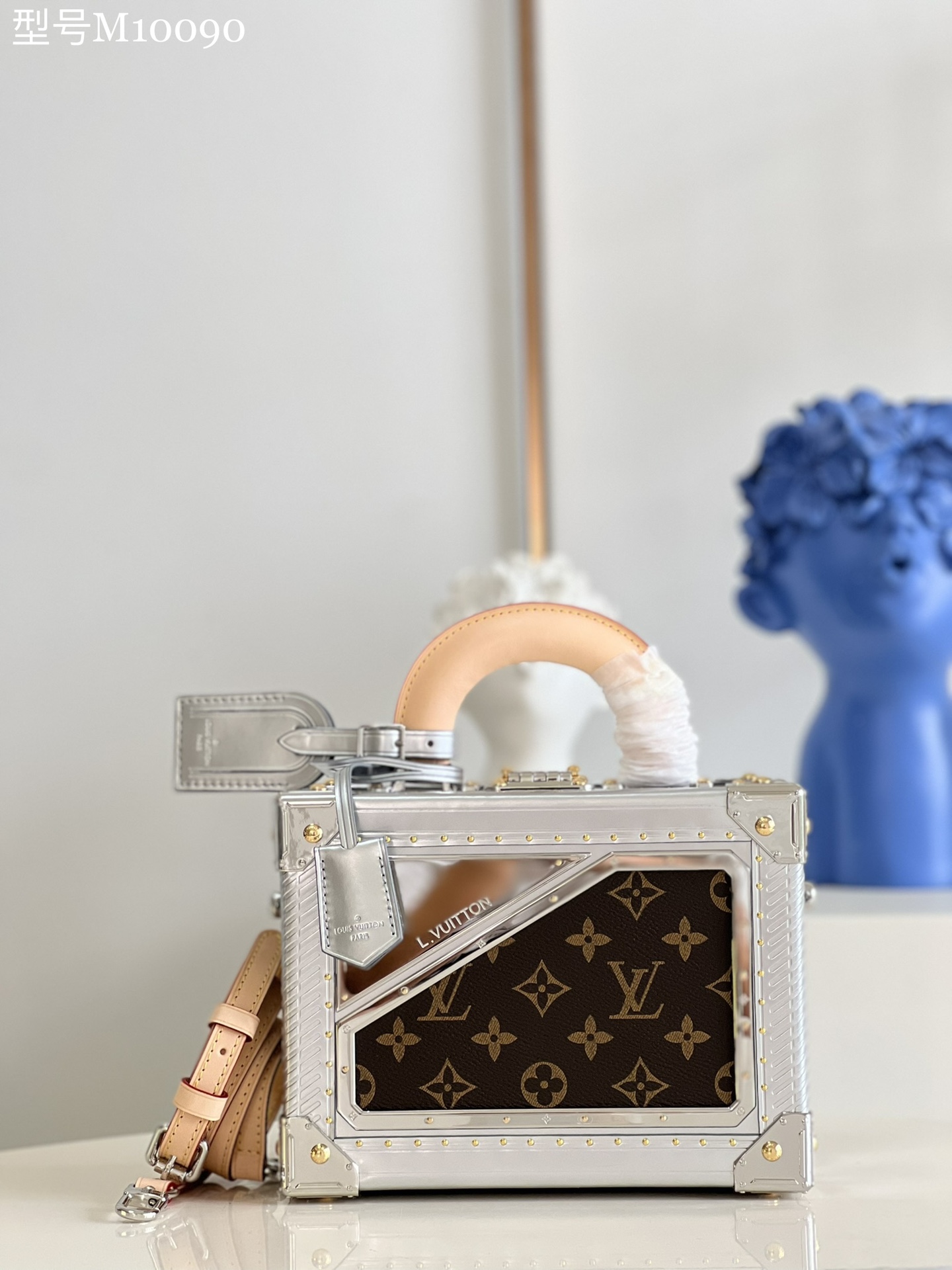 NO:399148,【Exclusive real shot M10090】LVPETITE VALISE small hardness Nicolas Ghesquière once again interprets the Petite Valise launched in Cruise, using bold metal rivets and engraved metal surfaces, reflecting the sense of intersecting space and universe throughout the exhibition. Size: 22.5x 17.5x 11.0cm P.,LV [original leather],louis vuitton19860909【独家实拍M10090】LVPETITE VALISE小硬像NicolasGhesquière再一次诠释了在 Cruise推出的PetiteValise,采用大胆的金属铆钉和雕刻金属面,在整个展览中体现了交叉的空间宇宙感.尺寸: 22.5x 17.5x 11.0cm P.,LV【原厂皮】,louis vuitton,Bag