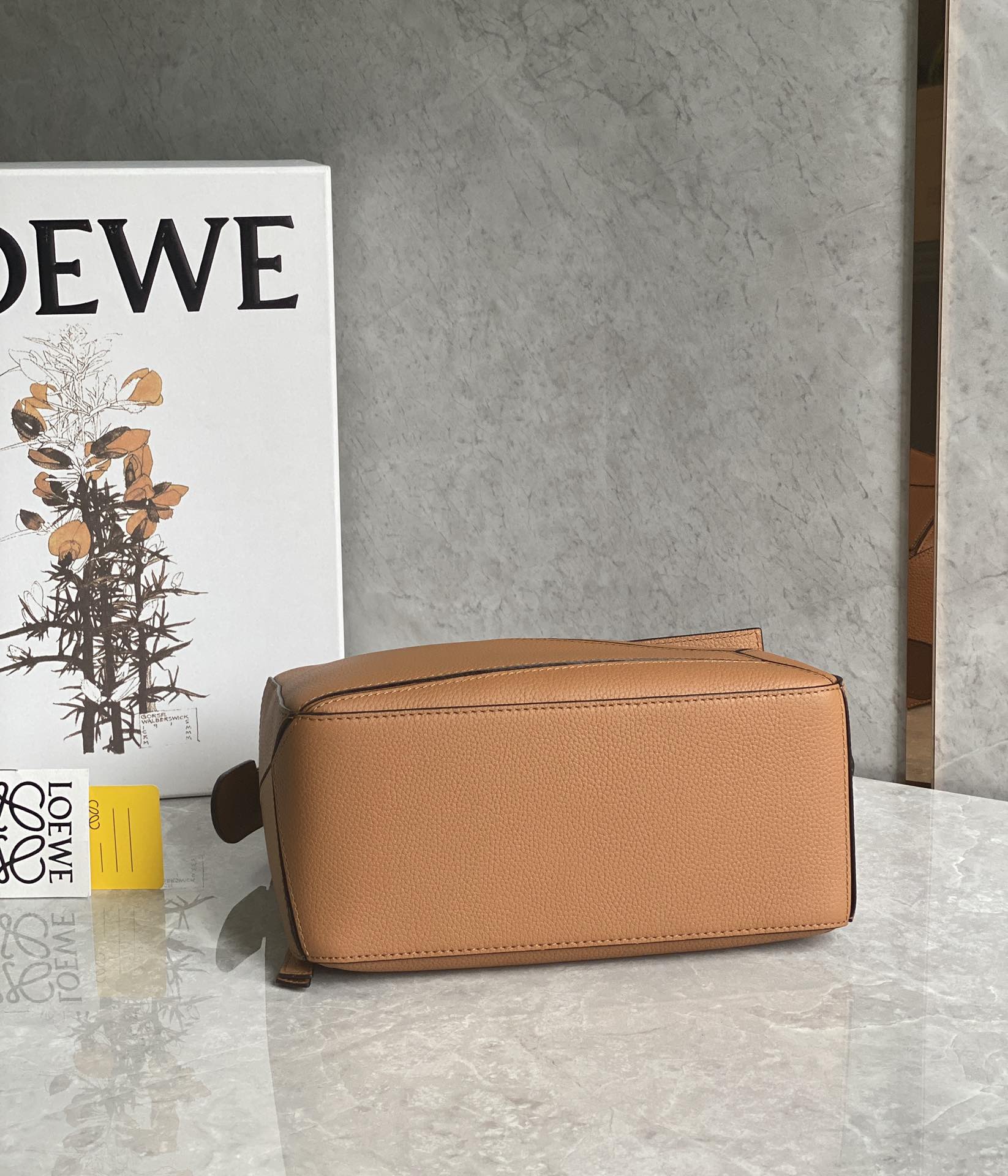 LOEWE Puzzle 24CM bag 荔枝纹牛皮小号几何包 0189棕色/金扣