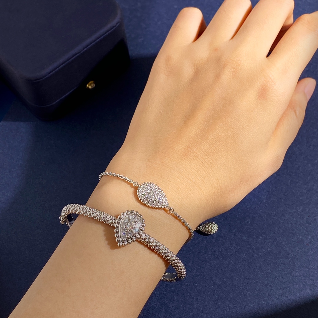 Boucheron’s Snake-Shaped Bracelet with Gold Roses and Diamonds. - 图片 4