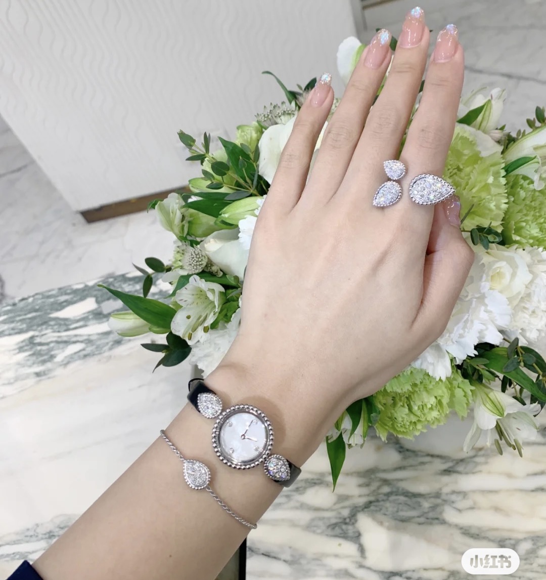 Boucheron’s Snake-Shaped Bracelet with Gold Roses and Diamonds. - 图片 8