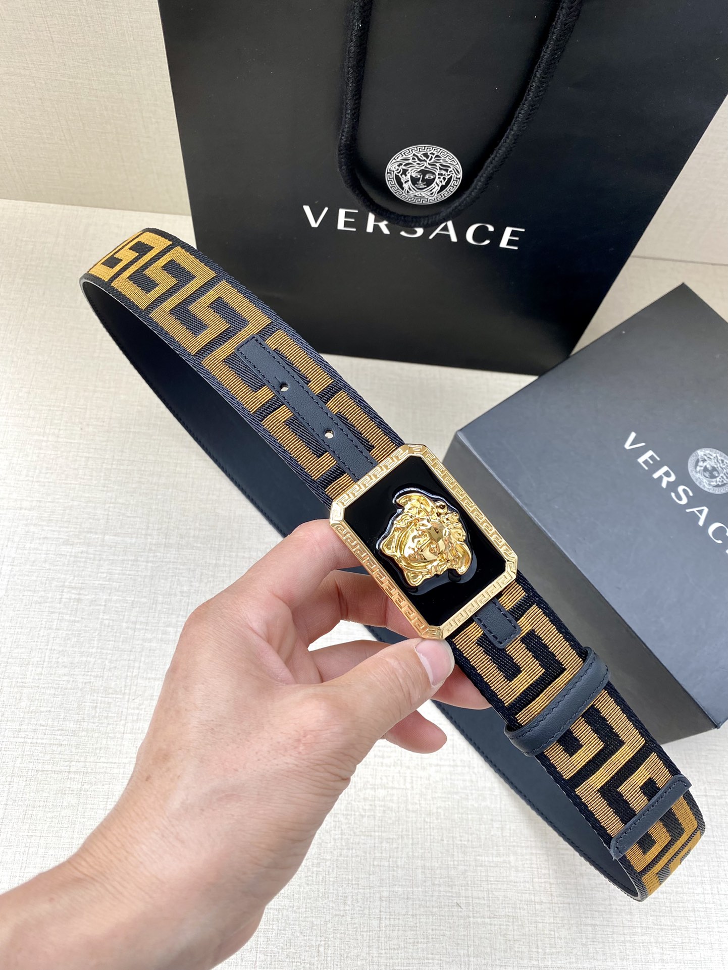 Pzddll  带宽3.8cm VERSACE（范思哲）此款缎带腰带风格十分休闲，饰有标志性希腊回纹图案，可搭配休闲单品或高腰正装。\n闭合式佩戴\n希腊回纹图案\n材质：100%聚酯纤维\n装饰：100%牛皮