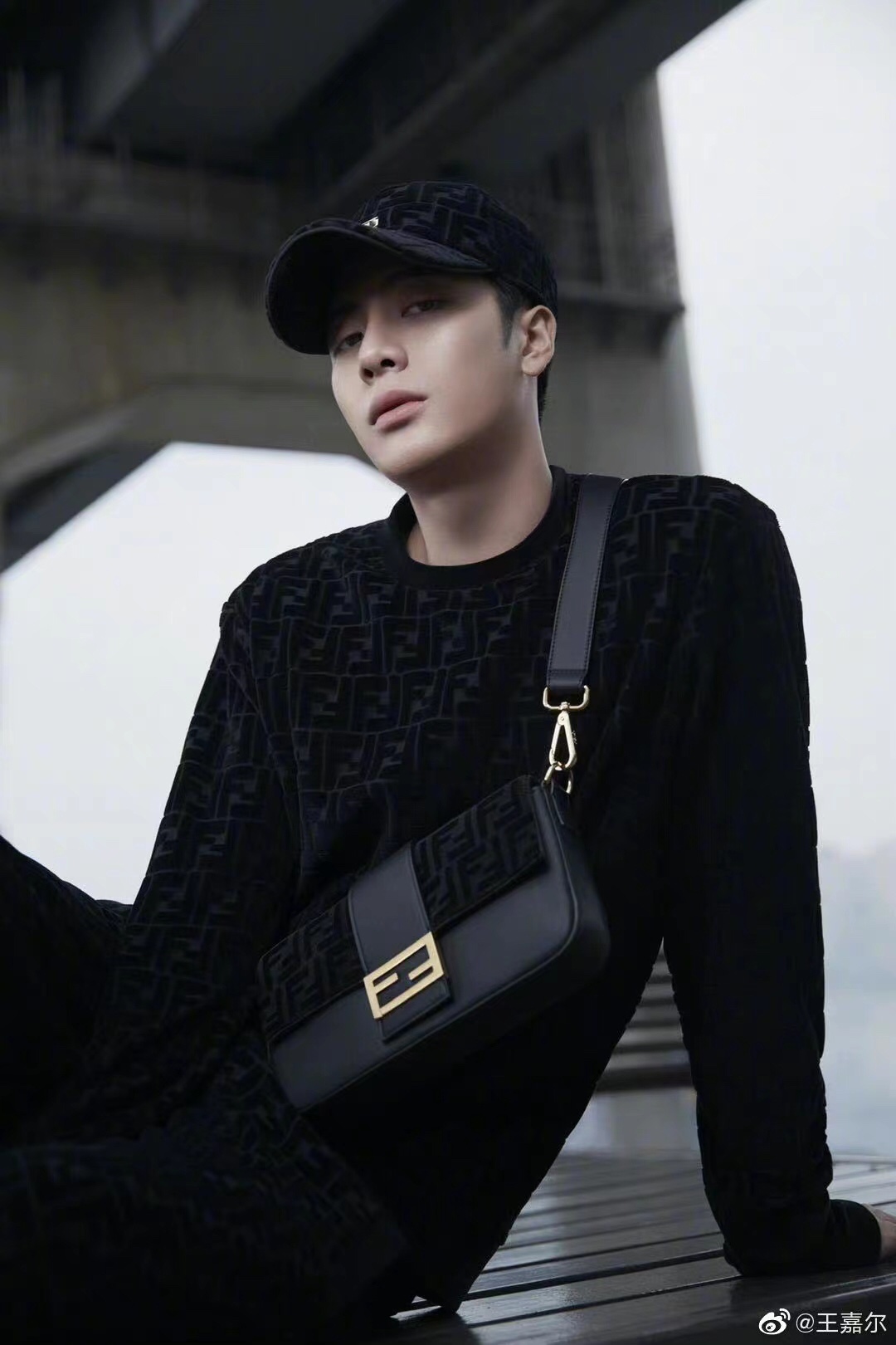 Fendi 满印植绒卫衣 定制黑曜石双珠地棉缎 质感十足 舒适贴肤 同色异调FF的植绒图案与黑色棉质凸纹材质相得益彰 营