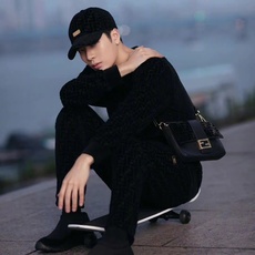 Fendi 满印植绒卫衣 定制黑曜石双珠地棉缎 质感十足 舒适贴肤 同色异调FF的植绒图案与黑色棉质凸纹材质相得益彰 营 Fendi 满印植绒卫衣 定制黑曜石双珠地棉缎 质感十足 舒适贴肤 同色异调FF的植绒图案与黑色棉质凸纹材质相得益彰 营