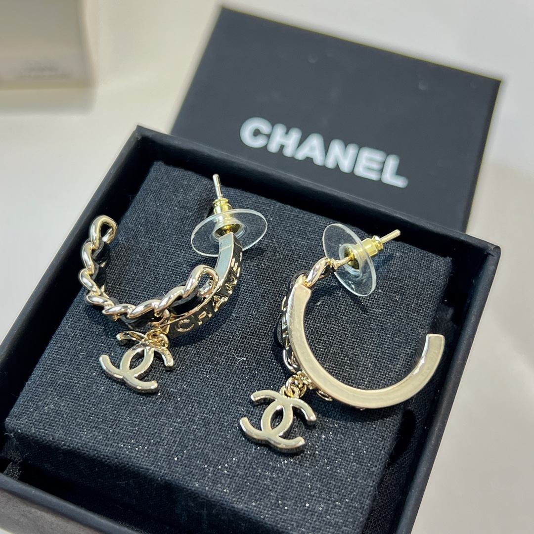 新款☑️CHANEL香奈儿c2双c黑皮绳字母耳钉耳环