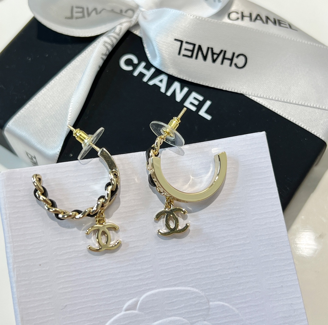 新款☑️CHANEL香奈儿c2双c黑皮绳字母耳钉耳环