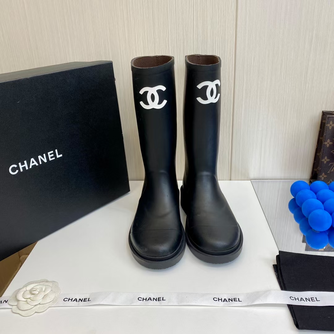 工厂价230✨✨  女鞋工厂   女鞋 女装            女款CH雨靴
CHANEL香奈儿22vs夏季网红明星爆款雨靴系列
【彩色火爆一体雨筒靴】
入手一款本季颜值爆表雨靴，国内专柜个位数限量，不是vic完全是拿不到的，我真是太幸运了，真是大爱这雨靴，我太喜欢了，上脚软软糯糯，太太太太太舒服了，拥有了它无论O型腿X型腿还是小腿粗的都可以瞬间变笔直，很修饰腿型超级显腿长，全网最好穿的雨靴！
专柜以7800购入！！！全网独家开模定制，历经1个月调整还原正品级，专柜验货级别，只做正品级！！秒杀市场面上的所有货品！！
面料:原版开模T工厂价U一体成型
内里:原版定制进口莱卡注塑成型
垫脚:原版注塑成型垫
包装:原版包装
码数:35-41
☀颜色:官网同步5色出