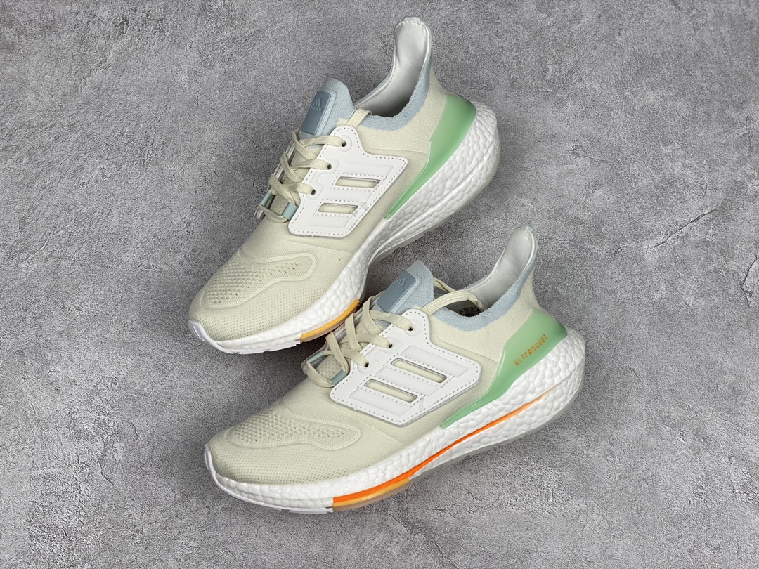 H0 UB 2022爆米花 前凸后翘”的adidas ultra boost 2020系列正式曝光，新一代的ulrtra boost 22在中底的部分添加了更多的boost材质面积，除了部分标志性的细节处外，这次更新的款式以”前凸后翘”的流线型呈现。中底的支撑片也变成了造型奇特的”U”型，鞋子设计十分有速度感。