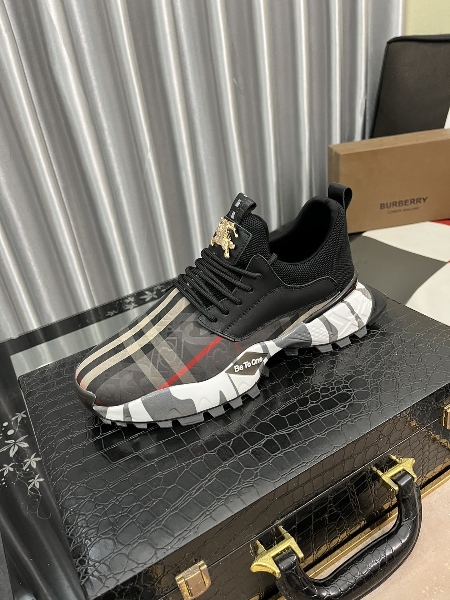 I5 巴宝莉 Burberry  官网 最 2022精心打造，引爆全场不断创新的国际品牌 此款男士四季运动休闲鞋，原版版本，鞋面采用皮面面料 ，皮垫脚超轻防滑大底，透气舒适以质量说话