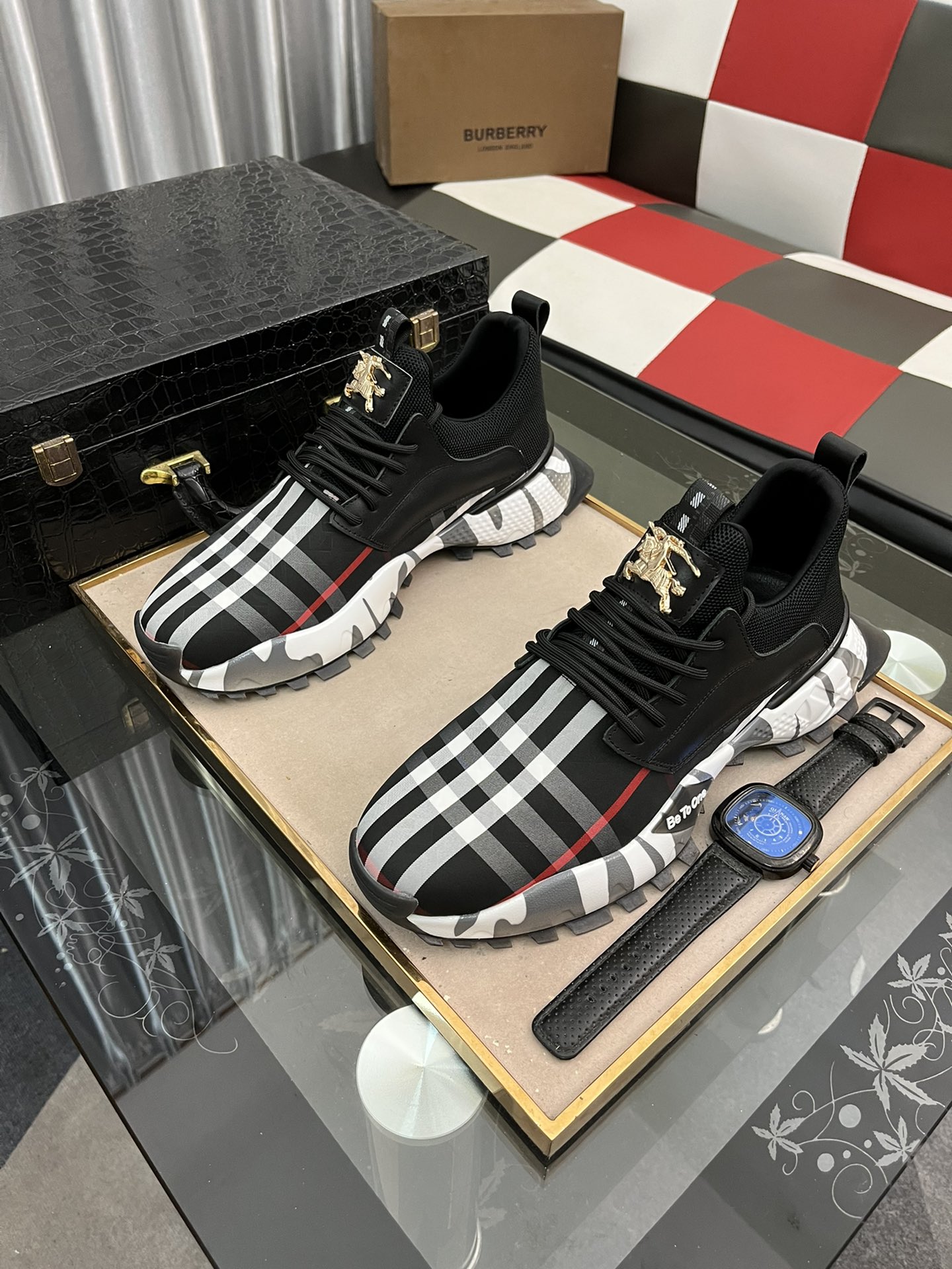 I5 巴宝莉 Burberry  官网 最 2022精心打造，引爆全场不断创新的国际品牌 此款男士四季运动休闲鞋，原版版本，鞋面采用皮面面料 ，皮垫脚超轻防滑大底，透气舒适以质量说话