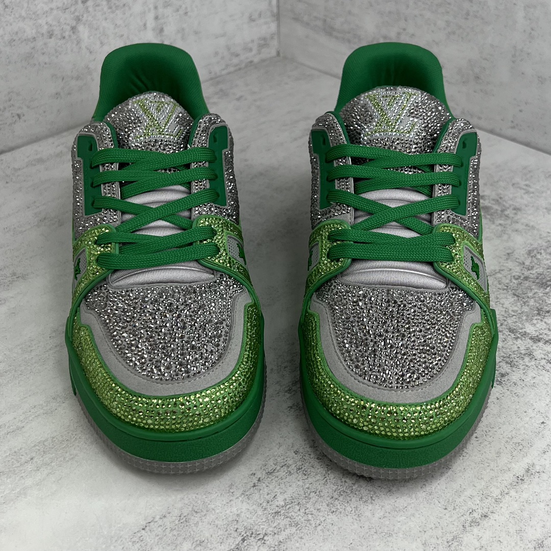 Louis Vuitton 新款上架 Louis*Vuitto* LV trainer 满钻系列 走秀款TRAINER 大底和面料私模 绝对下血本费心思的一款鞋子 自Vifgil到来之后而设计的这一系列 每一季度都深受众多粉丝的青睐 TPU 大底 包装