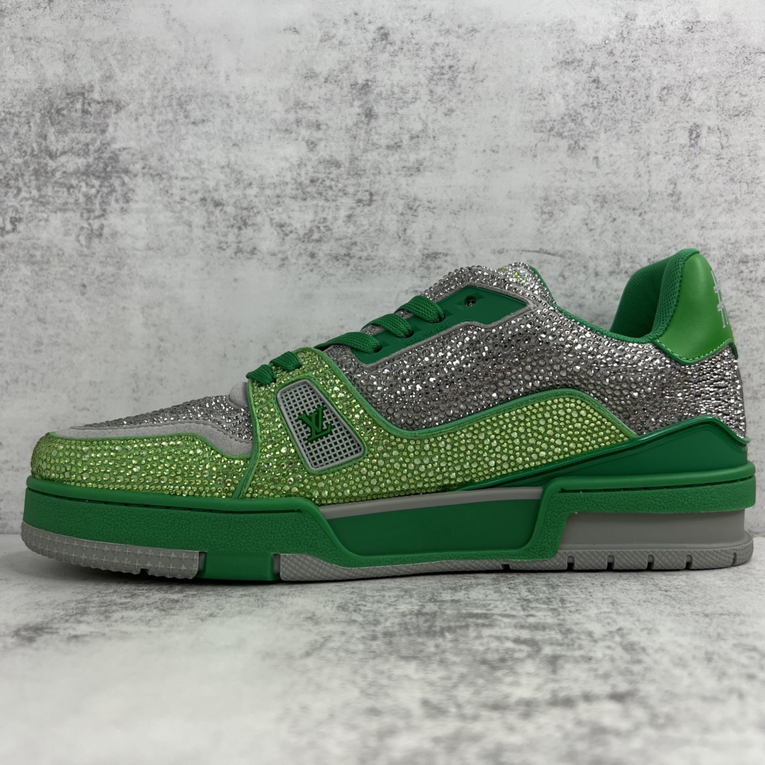 Louis Vuitton 新款上架 Louis*Vuitto* LV trainer 满钻系列 走秀款TRAINER 大底和面料私模 绝对下血本费心思的一款鞋子 自Vifgil到来之后而设计的这一系列 每一季度都深受众多粉丝的青睐 TPU 大底 包装